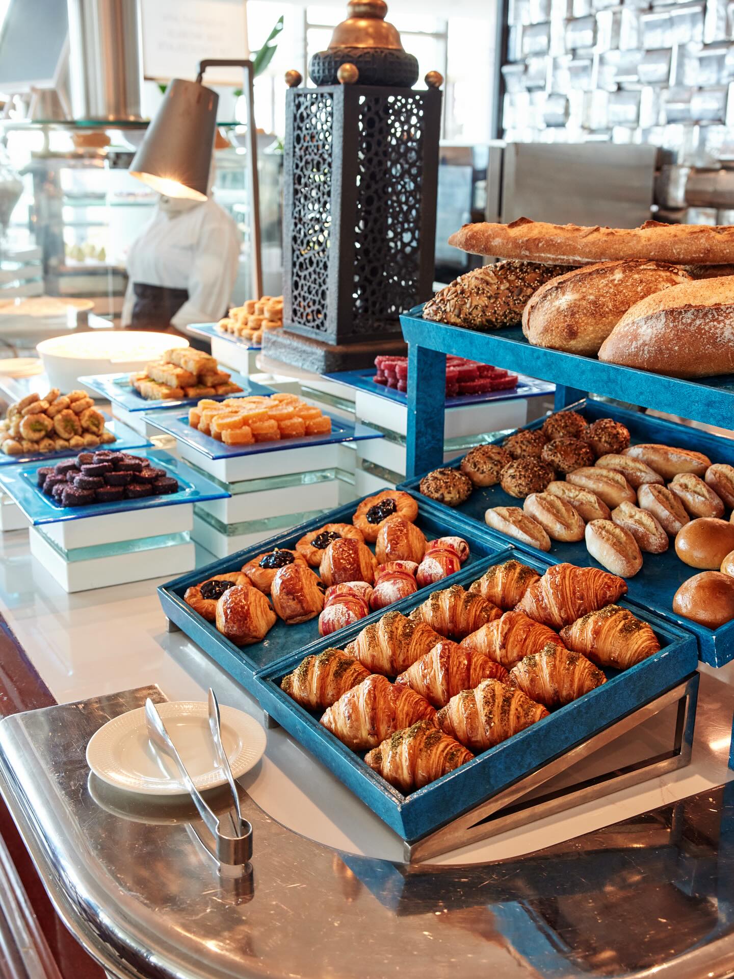 Breakfast & Lunch at The Waterfront Kitchen!
Enjoy a breakfast buffet like no other with fresh pastries, fruits, cheeses and live cooking stations, or join us later for a relaxed lunch — all with stunning Red Sea views.
📍 Daily
🕖 Breakfast: 7:00 AM – 11:30 AM
🍽 Lunch: 1:00 PM – 4:00 PM
فطور والغداء في ذا ووترفرونت كيتشن
استمتع بوفيه فطور من المخبوزات والفواكه والأجبان، أو انضم إلينا لاحقًا لوجبة غداء مريحة مع إطلالة على البحر الأحمر.
📍 يوميًا
🕖 الفطور: 7:00 صباحًا – 11:30 صباحًا
🍽 الغداء: 1:00 ظهرًا – 4:00 عصرًا