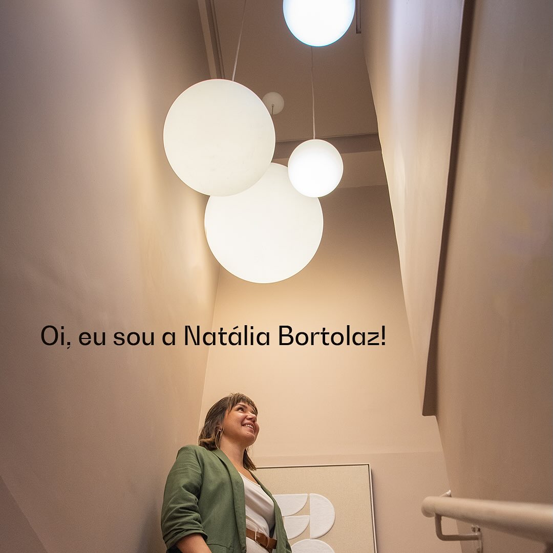 Oi, eu sou a Natália Bortolaz.
Arquiteta, apaixonada por transformar ambientes (e histórias)!
Por aqui, você vai acompanhar o dia a dia do escritório: mostro o processo criativo, o acompanhamento de obras e o resultado final de cada projeto. A ideia é criar uma conexão ainda maior com nossos clientes, parceiros e todos que admiram o nosso trabalho.
Acredito que a arquitetura vai muito além de desenhar espaços. Por meio dela, conectamos pessoas, trazendo funcionalidade, conforto e bem-estar aos ambientes.
Seja bem-vindo!
É sempre um prazer tê-los aqui. ♥️