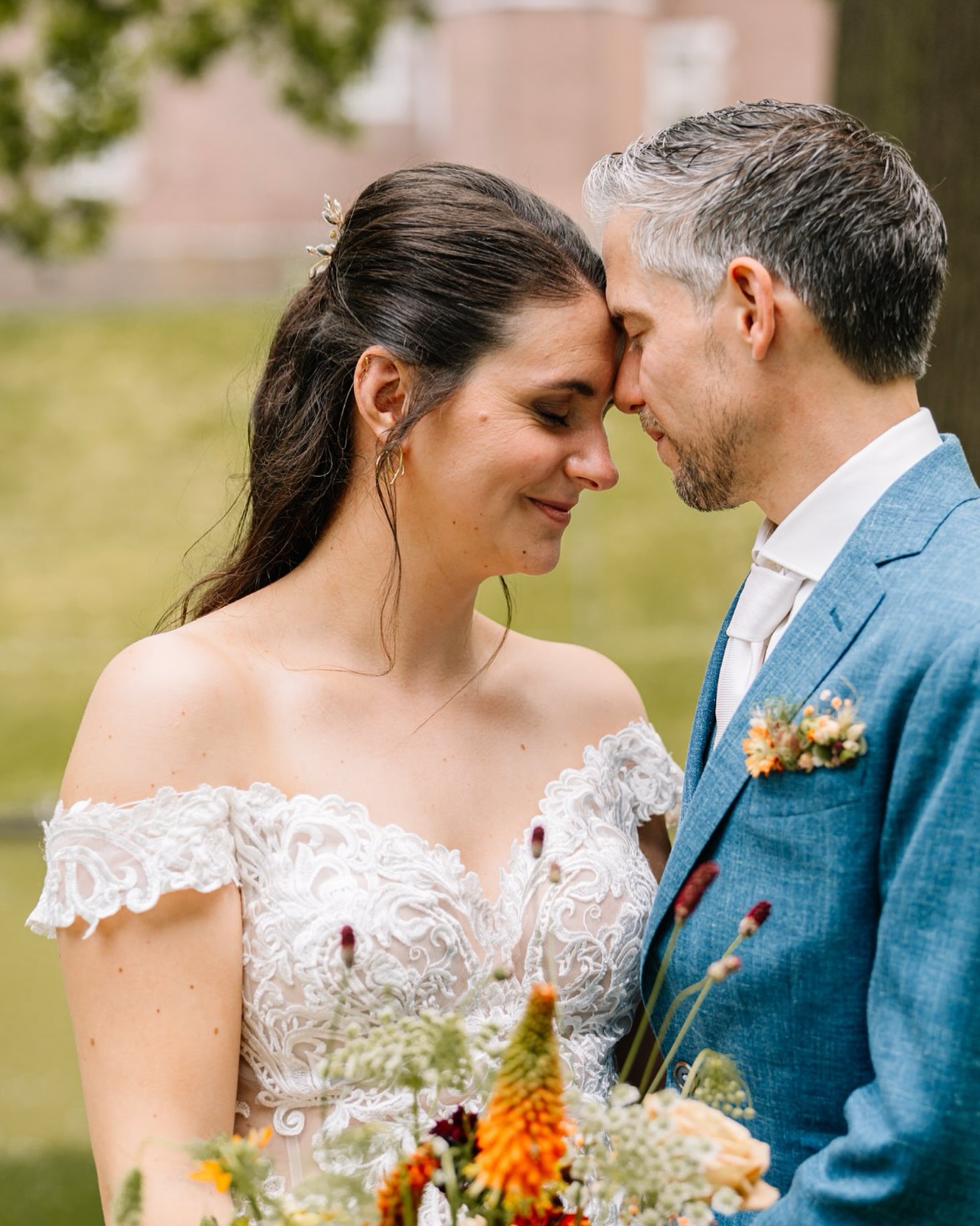 ITโS WEDDING TIME // ๐ธ๐
Vandaag duik ik weer in een dag vol emotie, klamme handjes, glinsterende ogen en liefdeโฆ heel veel liefde.
Ik mag opnieuw doen wat ik het allerliefste doe: momenten vangen, puur, echt en vol verbinding.
Twee weken geleden stond ik ook al tussen de bloemen, taart, bubbels en dansende voeten op de dansvloer โ bij het lieve stel op deze foto. En vandaag? Vandaag geef ik weer een โja-dagโ een plekje in mijn hart.
Grappig toeval: het bruidspaar van vandaag is bevriend met het bruidspaar van 2 weken geleden. Dus het voelt een beetje alsof ik terugkom op een heel gezellig feestje waar ik al de helft van de gasten stiekem al ken (en zij mijโฆ met camera en al ๐).
Het is altijd zoโn eer om deze dag, maar ook de mensen, jullie verhalen, jullie blikken en aanrakingen te mogen vastleggen.
Weer een dag vol kippenvelmomenten. Weer een dag die voorbij flitst, maar wรฉl voor altijd blijft.
Geniet van jullie weekend, dan doe ik dat ook ๐งก
.
.
.
#weddingday #trouwfotografie #trouwfotograaf #trouweninlimburg #trouwen2026 #trouwfotograaflimburg #bruidsfotografie