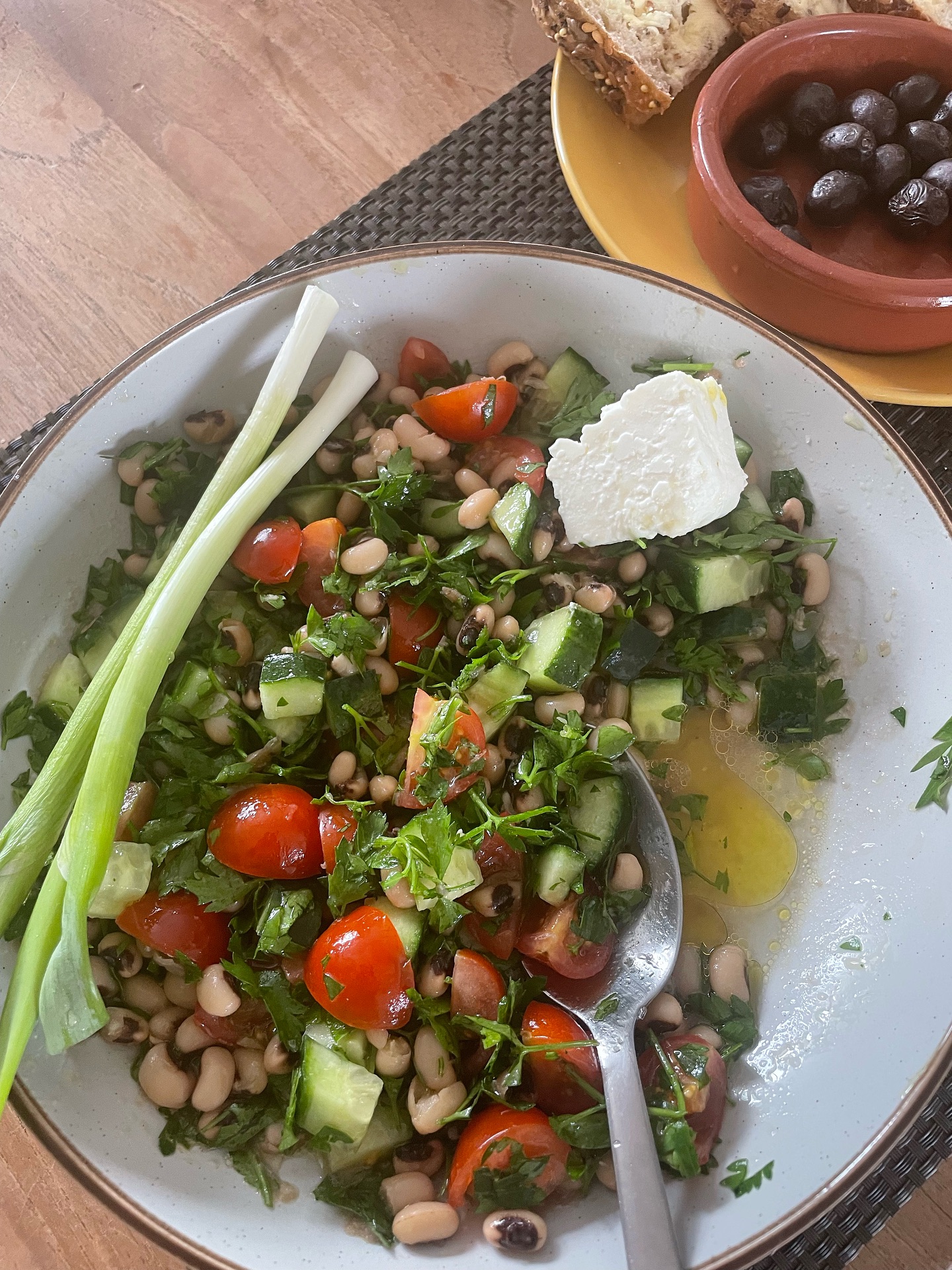 One of my favourite Mediterranean summer time meals loved by all the family
Recipe:
Black eyed beans, tomato, cucumber, olive oil and lemon simple!