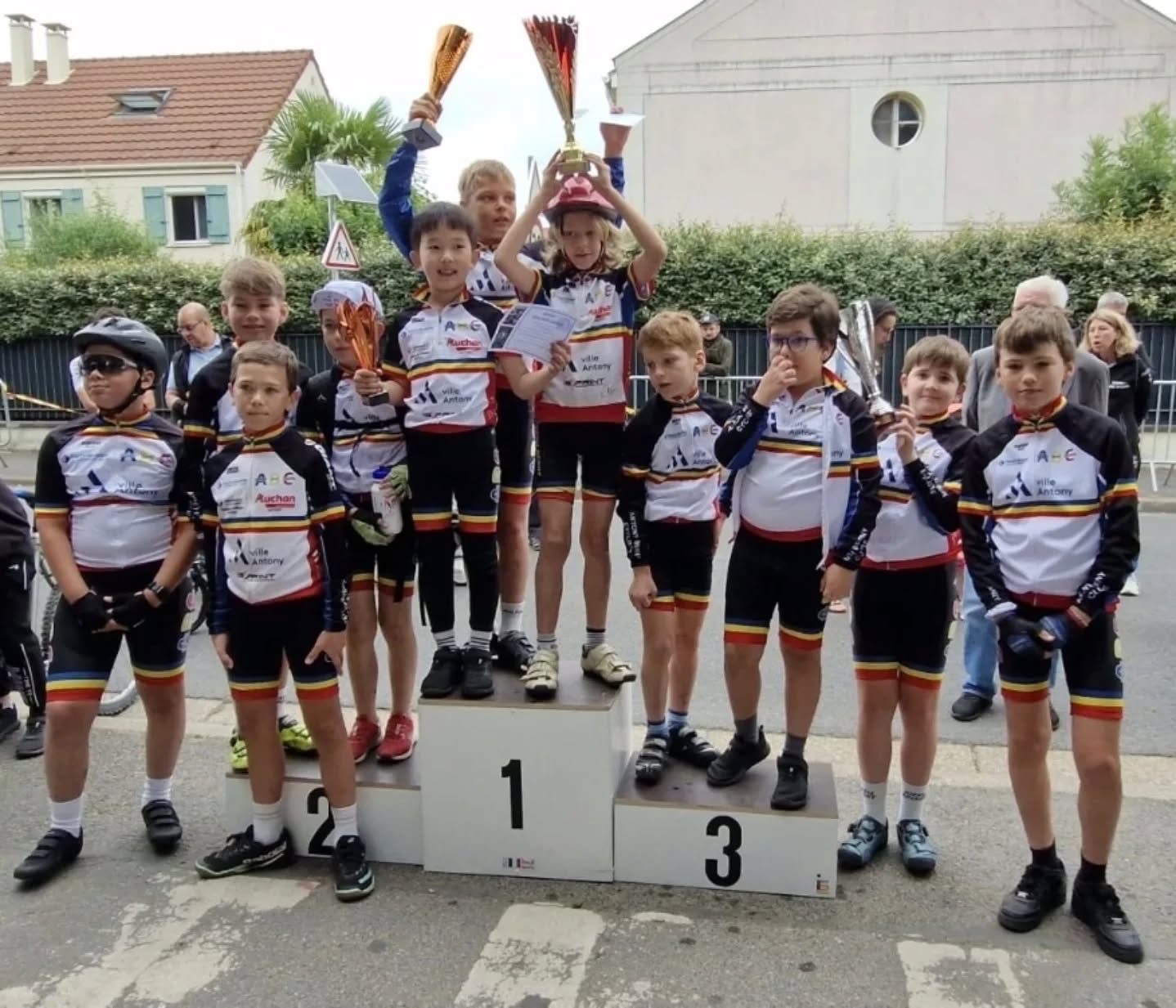 #ABCedv 🟦🟨🟥
Prix d'équipe lors de la deuxième journée des aiglons à Thiais et les podiums du classement général des aiglons 92 dans les différentes catégories.