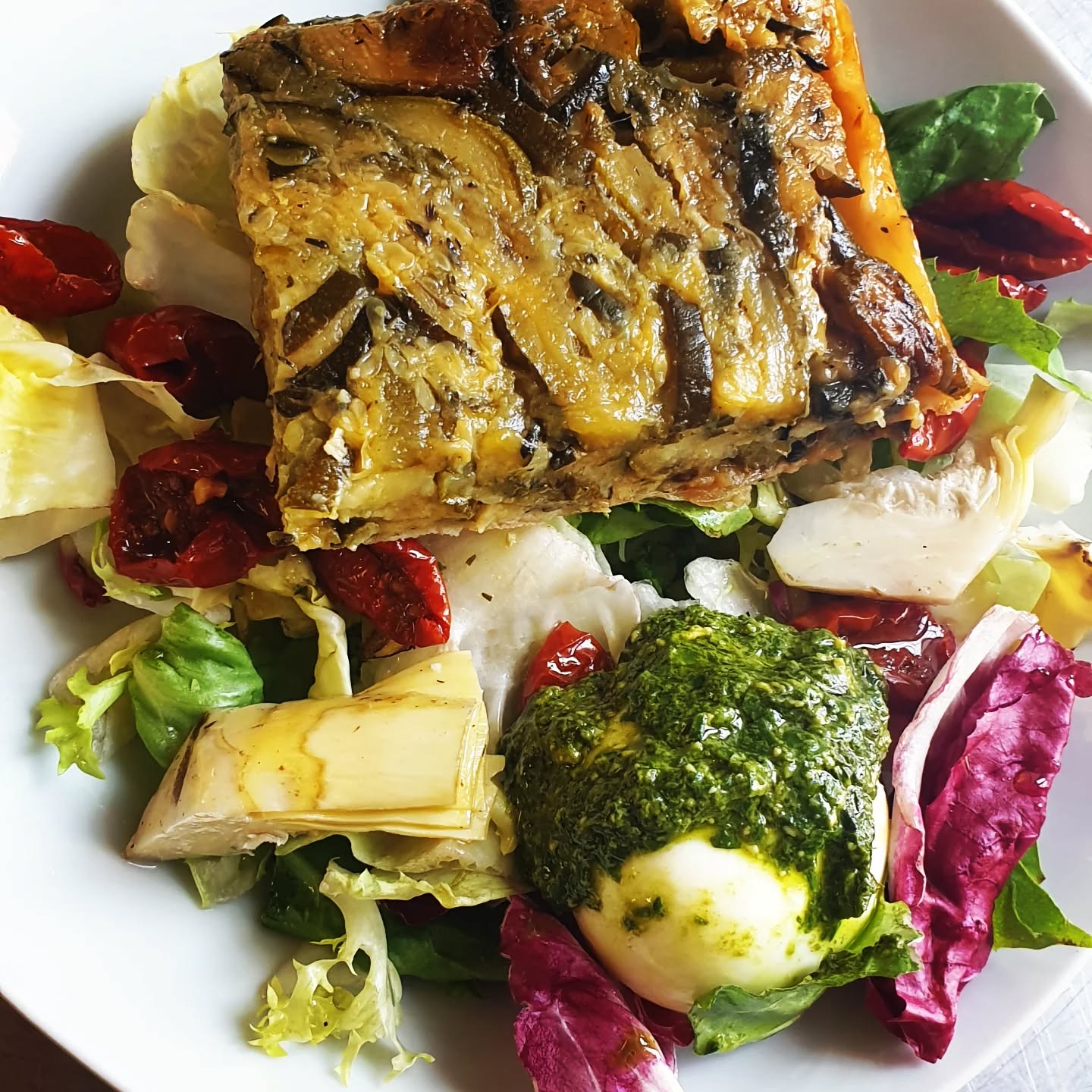 ON EST OUVERT EN JUILLET 🔥
1.2.3.4.5. Que calor au resto ! 🥵 Alors on s'adapte ! On vous propose des plats froids : tatin aux courgettes BIO ou à l'aubergine BIO, bowl italien au pasta et pesto maison 🍃... des plats chauds plus légers comme notre thon frais mariné au citron et gingembre 🐟 et bien sûr on relance la production de thé glacé et citronnade ! 🍋
6.7.8.9. La chaleur ne vous a cependant pas empêché de vous retrouver chez Plume !
📚 Citronnade et cookies pour le book club du @le.grenier.des.curieux
🏆 Dégustation de fromages locaux BIO à l'aveugle pour le défi organisé par @numaterra.fr lors un team building en entreprise !
✍ Coeur coulant de cookie pour les ateliers d'écriture de @abclivre. PS : pour reproduire cette beauté chez vous, passez le cookie 30 secondes au micro-ondes 😉
💻 Work work work mais en bonne compagnie pour les @les.cafpreneurs.nantes
10. Préparer 250 repas pour les aventuriers du jeu Grandeur Nature Biftons et Dragons créé par l'association Création d'Épopées Nantaises...Défi relevé ⚔
11 à 19. Des bouchées par milliers !
2 mariages civils, des forums, des petits dejeuners et goûters d'entreprises, des baptêmes et communions, des anniversaires...
🥮 250 mini muffins salées
🧂112 verrines salées
🍢 500+ brochettes salées
🥯 800+ bouchées salées
🧁 660 bouchées sucrées
🍧 330 verrines sucrées
🍓 170 brochettes de fruits aux fraises de Plougastel
On sera là tout juillet
On vous attend 😗
.
.
.
.
.
.
.
#traiteur #villedenantes #recette #faitmaison #summerfood #terrasse #homemadefood #salade #cateringservice #produitlocaux #centrevilledenantes #coffeeshop #théglacé #citronnade