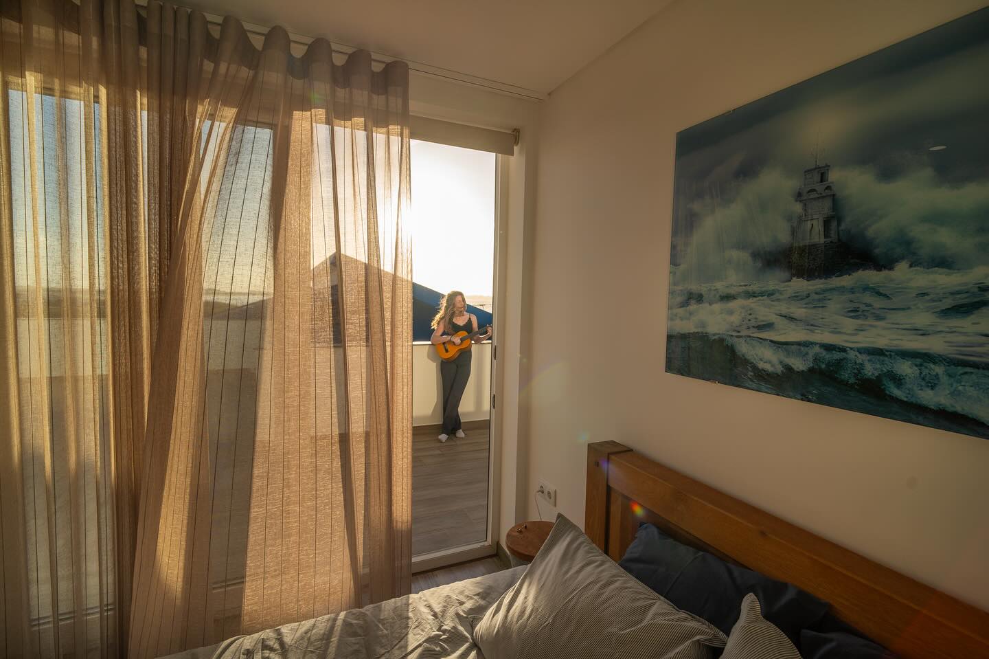 Baleal magic ✨ Sun, surf, sunsets, and the kind of people that turn strangers into friends.
Life feels lighter here. Come and share it with us at Onda Coliving☀️
📸: @macawfilms
#sunset #baleal #beachhouse #remotelife #digitalnomadlifestyle #coliving #portugal #baleal #surfandwork