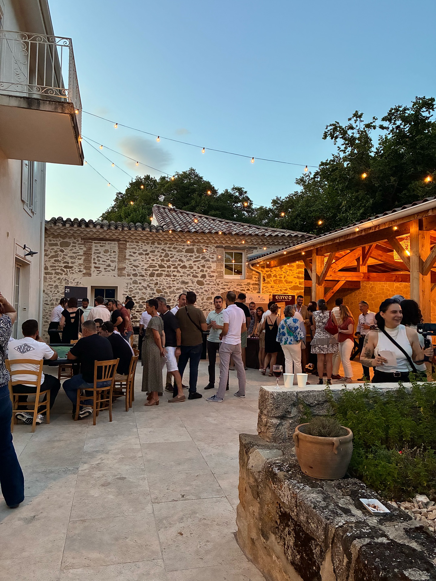 Nous avons eu le plaisir d’accueillir la société Amplitude pour une soirée d’entreprise unique au Domaine de Bonaveau !
♠️ Ambiance élégante, tapis verts et jetons en main… c’était soirée casino pour nos invités !
Merci à Amplitude pour sa confiance et bravo à tous les participants pour leur esprit de jeu et leur bonne humeur 🥂
@letablierdirene
@twenty.one.academy
@masterevent26
@tendencyselfie_borne_photo
@ps_ilovewine