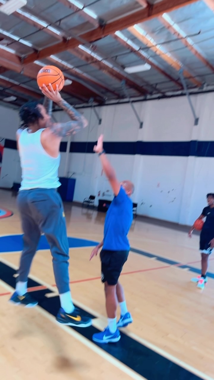 🚨SUNDAY SCHOOL🚨
Wing iso to a post fade
#nike #nikebasketball #basketball #training #adidas #skills #trainer #pro #fade #infiniteskills