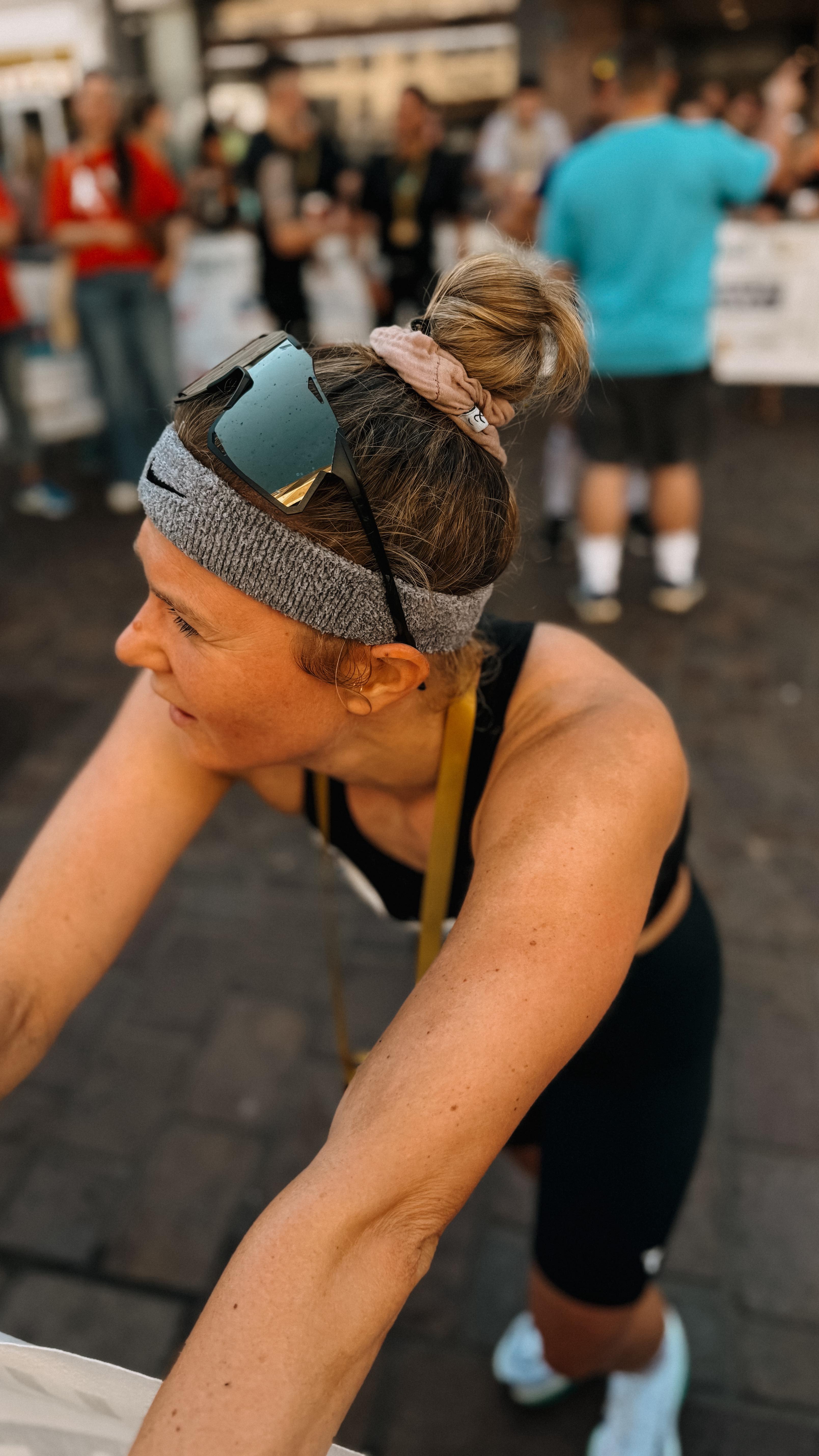 Halbmarathon beim Stadtlauf Trier - Es war heiß 🔥 sehr heiß 🥵 und leider unerwartet langsam 😆
Die ersten 9 noch voll im Plan, dann Tschööö! Habe aber einfach nicht die Uhr gecheckt und mich im Ziel überraschen lassen 🙃 war wahrscheinlich kein guter Plan. 🥲
Kleines Trostpflaster: 6. Frau Gesamt und 2. Ak mit 5:30 min über meiner PB 🫣
Danke für den besten Support @fl0rian_heck und meiner Schwiegereltern 💙
#halbmarathon #raceday #running