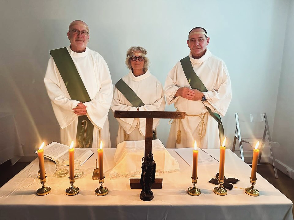 SALUTATIONS, PAIX et BÉNÉDICTIONS APOSTOLIQUES,
Au nom du Très Saint Plérôme, Aeon Christ, Aeon Sophia, et Aeon Pneuma-Agion !
Le 27 juin 2025, après avoir invoqué le Divin Pneuma Hagion, l’Esprit Saint vivifiant, Nous, Tau Heracléon II, Évêque de l’Eglise Gnostique Catholique Apostolique et pasteur du Sanctuaire du Divin Paraclet, avons procédé à l’ordination diaconale de Caroline, Thierry et Xavier.
Avec l’assistance d’un Révérend Frère venu de Californie, USA, Nous leur avons conféré le baptême de l’Eau, le baptême du Feu et de l’Esprit puis oints de la Sainte Huile et consacrés Diacres du Christ-Sauveur, pour le service du Saint Autel.
Nous prions le Divin Pneuma Hagion de bénir Caroline, Thierry et Xavier et de les aider dans leurs fonctions. Nous demandons à tous les Évêques, au clergé et aux membres des autres Églises en communion avec nous de reconnaître le rôle de sacerdote qui leur a été accordé par notre Sainte Église.
Ceci a été donné sous Notre sceau et Notre signature le jour de l’ordination diaconale, le vendredi 27 juin 2025, quelques jours après la Fête du Précurseur, Jean le Baptiste.
Tau Heracléon II, Évêque de Paris.
#Ordination #Diacres #EgliseGnostiqueApostolique #SanctuaireDuDivinParaclet #Paris #Eglise #Célébration #EgliseGnostique #Gnostique #Diaconat