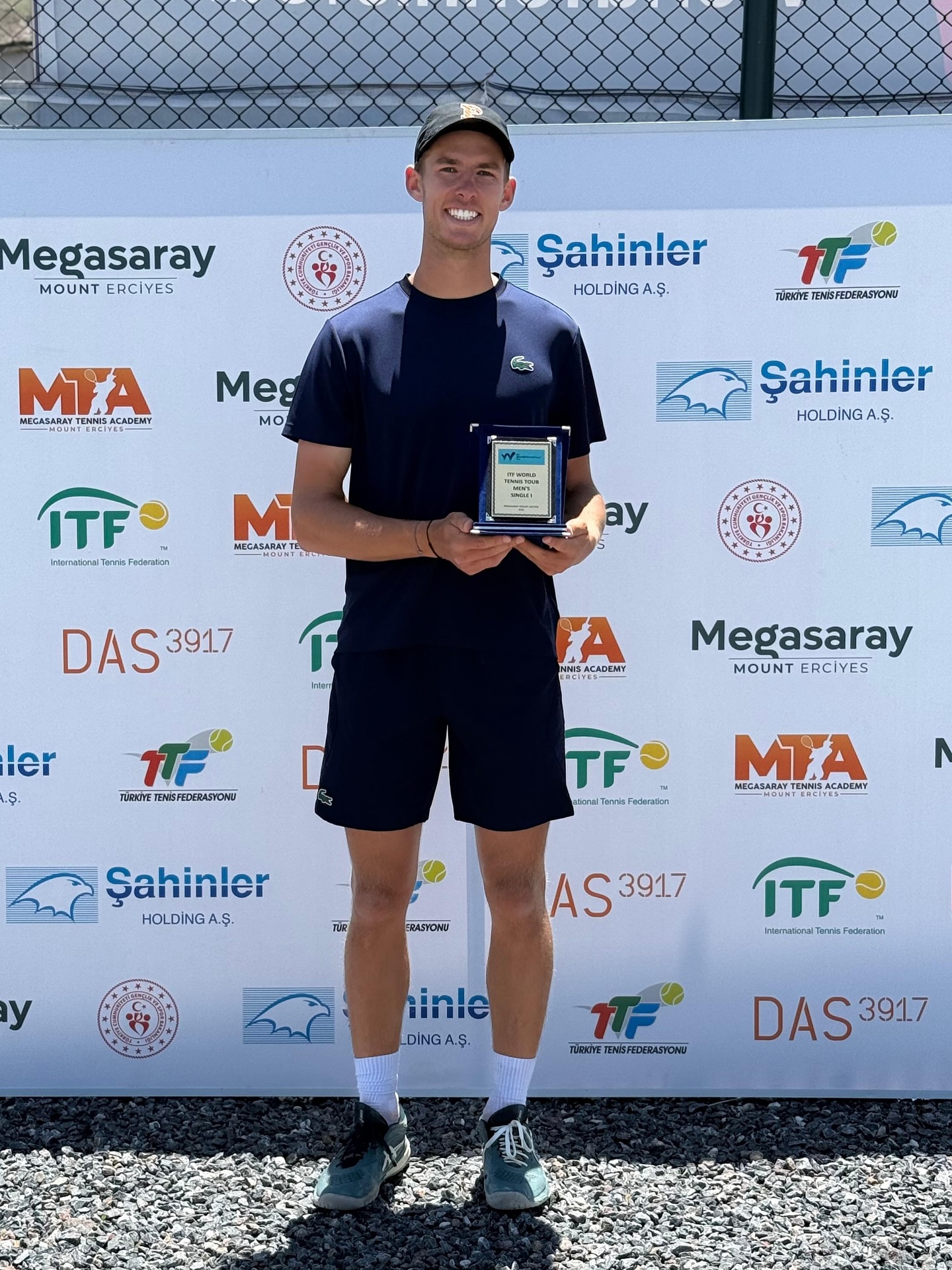 Deux semaines exceptionnelles pour Paul Inchauspé sur le circuit ITF 15 000$ de Kayseri (Turquie) :
💥 Demi-finaliste lors de la première semaine
🏆 Vainqueur lors de la seconde !
Un grand bravo PAULO 👏💪
@paulinchauspe #itf #m15 #kayseri̇ #tennis #botennis #biarritzolympique #biarritz @bo_ultras @pages_philippe @gb_sport_performance