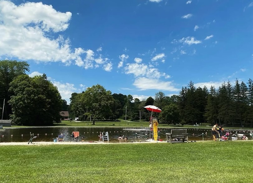 We are OPEN for the season @julienssnackbar ! It’s going to be a beautiful day today, come on out to the @townofwashington park & pool located at 3744 Rt 44 to cool off & grab a bite to eat! Burgers, hot dogs, chicken tenders, lobster rolls, fries, ice cream, shakes, boba lemonades & more…
🍔🌭🍋🍦🦞🍟🍧