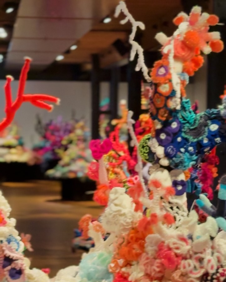 Farbrausch in Hamburg, “Korallen” im IMM und Katharina Grosse in den Deichtorhallen. Wirkt wie ein Dopaminbooster🤩, hat mich glücklich gemacht. Was macht Euch glücklich? #immhamburg #deichtorhallen #katharinagrosse