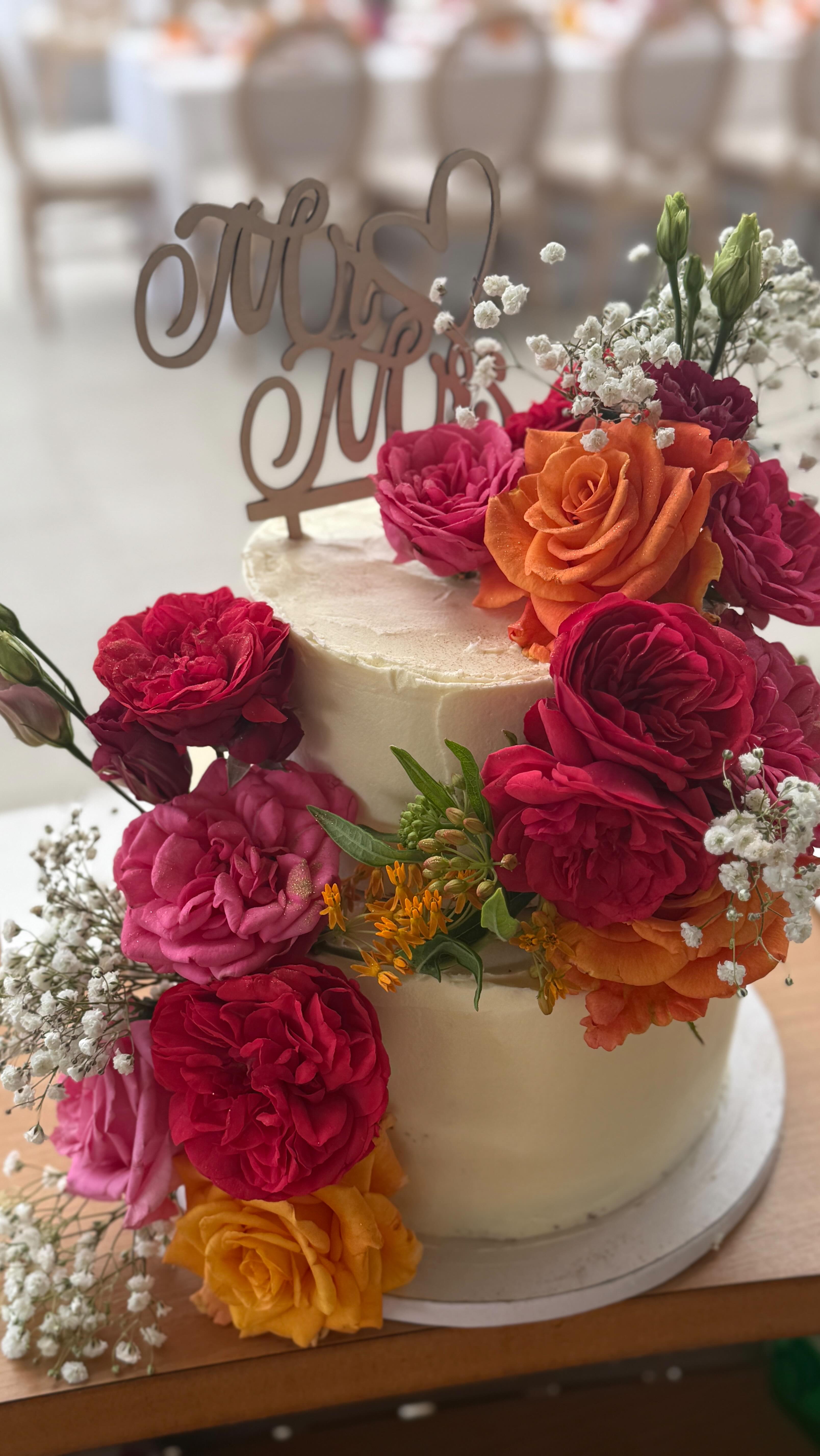 Ich liebe diese knalligen Farben 🎨
Diese Hochzeitstorte reicht für ca. 40 Personen
Torte oben (15cm)
Vanille - Erdbeere
Torte unten (20cm)
Schoko - Himbeere
Preis ohne Dekoration - 320 Euro
#cake #wedding #weddingcakes #love #roses