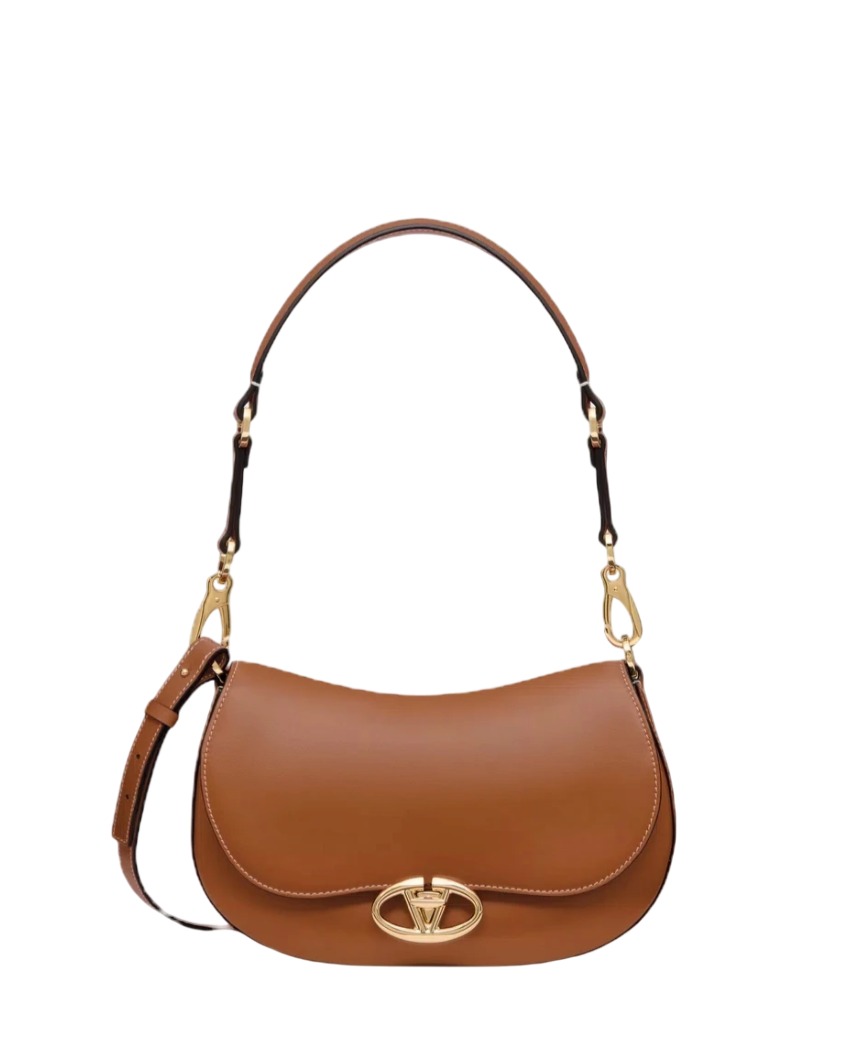 ✨ Understated elegance, reimagined — meet the Valentino Garavani Ohval Shoulder Bag ✨
Crafted in Italy from supple nappa calfskin, this sophisticated silhouette is adorned with gold-finish hardware and offers versatile wear with both a detachable handle and shoulder strap. A true statement in minimalism and luxury.
🤎 Available in Almond Beige, Nero, and Rosso V
📏 Dimensions: 26 cm (W) × 13 cm (H) × 6.5 cm (D)
👜 Handle drop: 27 cm | Shoulder strap drop: 48 cm
🧵 Interior: Slip pocket + zip pocket
💎 Brand new & 100% authentic with original packaging
Now yours on Luxport for S$3,238.90 (originally S$4,627).
Elevate your everyday — link in bio 🔗