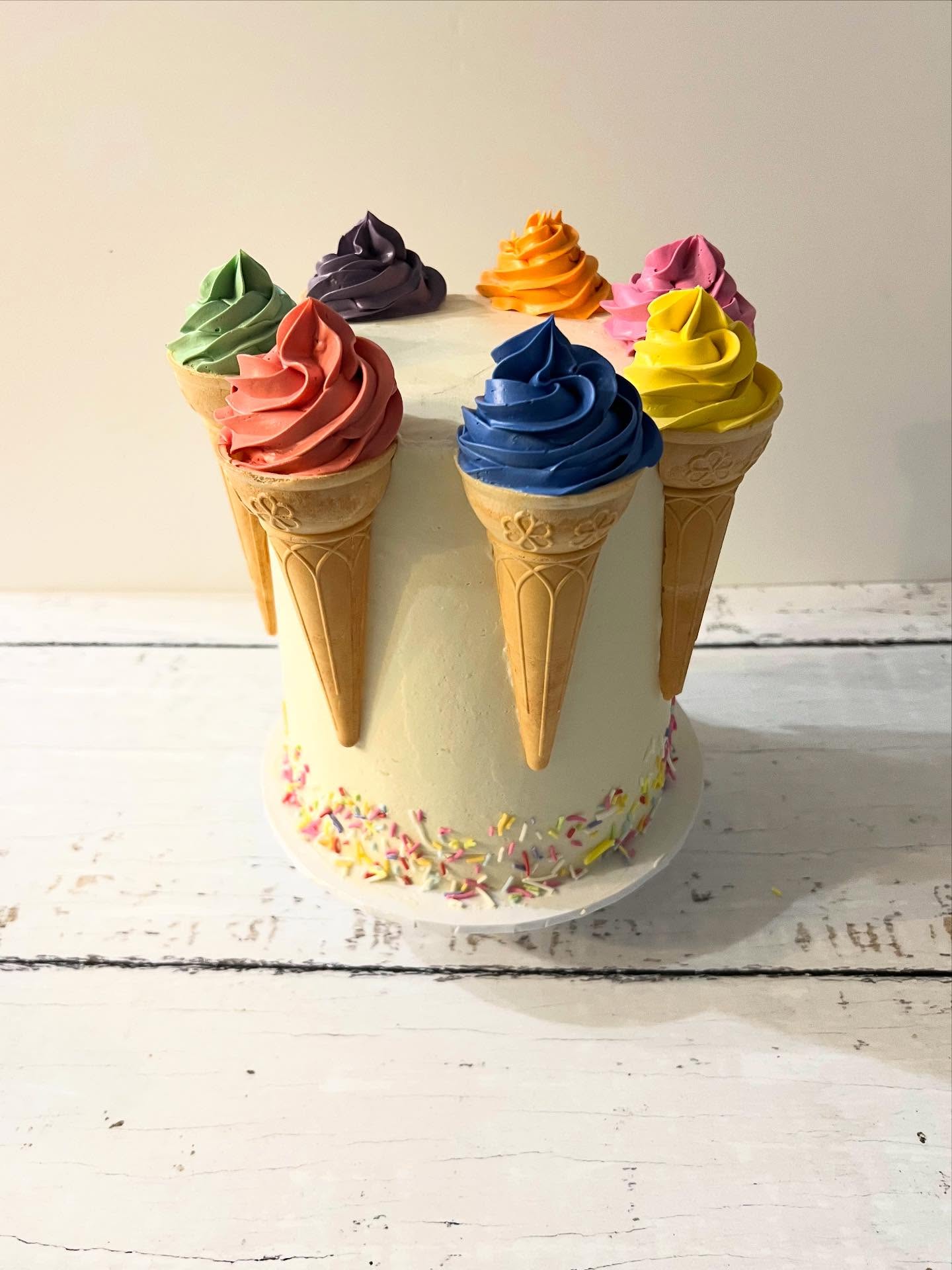 I scream, you scream, we all scream for๐ฆ
#cake #cakecakecake #cakeporn #cakelover #cakestyle #cakeinspiration #birthdaycake #buttercream #cakesofinstagram #cakedecorating