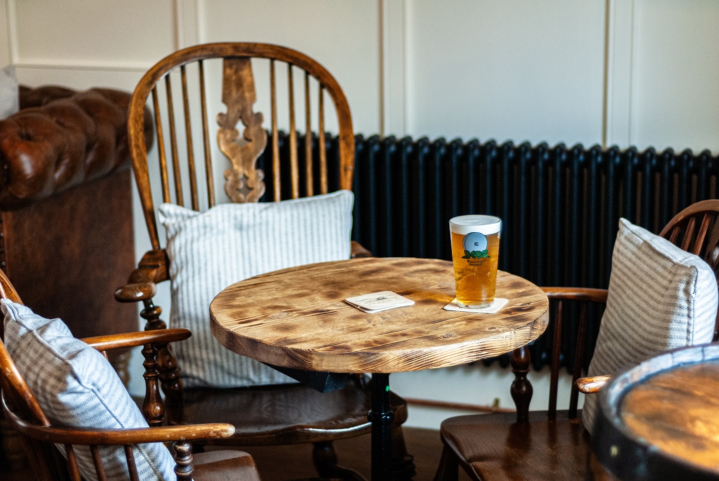 Great conversations start with great pints. Bradfield Brewery Blonde, always on tap for your next round🍺 or try our other local guest ales, there’s always plenty to choose from!