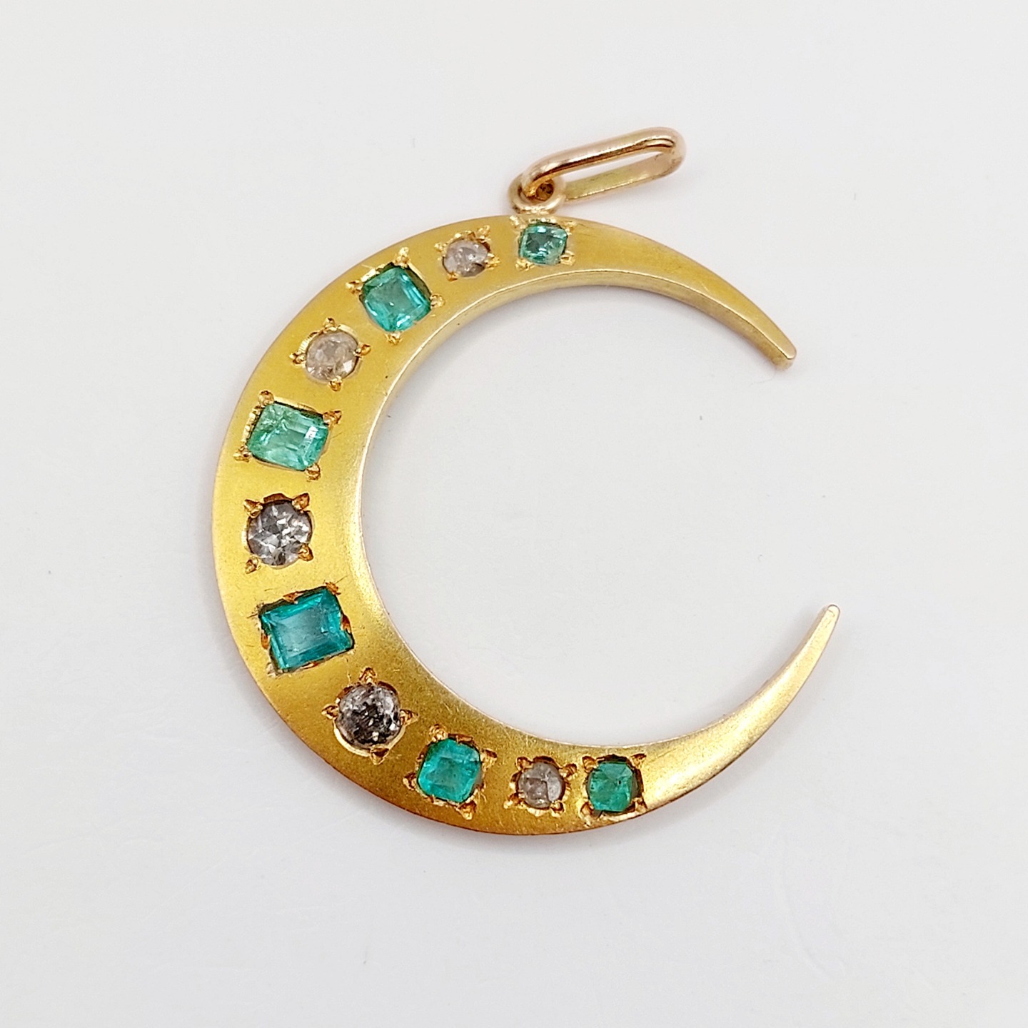 French Antique crescent moon pendant 18k gold set with old cut diamonds and emeralds in star settings (circa 1900)
PRICE : 850€
Magnificent French work from the late 19th century (transformation of an antique Victorian brooch into a pendant)
Size: 40 x 30 mm (including the bail)
Weight: 3.46 g
PLEASE NOTE: Some of the stones were previously replaced because they do not exactly match the setting. There are traces of glue under some stones, micro-scratches from use, small dents, and deformations
Some stones have chips and scratches (they were probably salvaged from antique jewelry to be set on the brooch)
Hallmarks have been erased during the transformation
#pendentifdiamant #diamondcharm #halfmooncharm #halfmoon #omcdiamond #oldminecut #oldminecutdiamond #mooncharm #victorianjewelery #pendentiflune #starburstcharm #frenchjewellery #crescentmoon #crescentjewelry #emerald