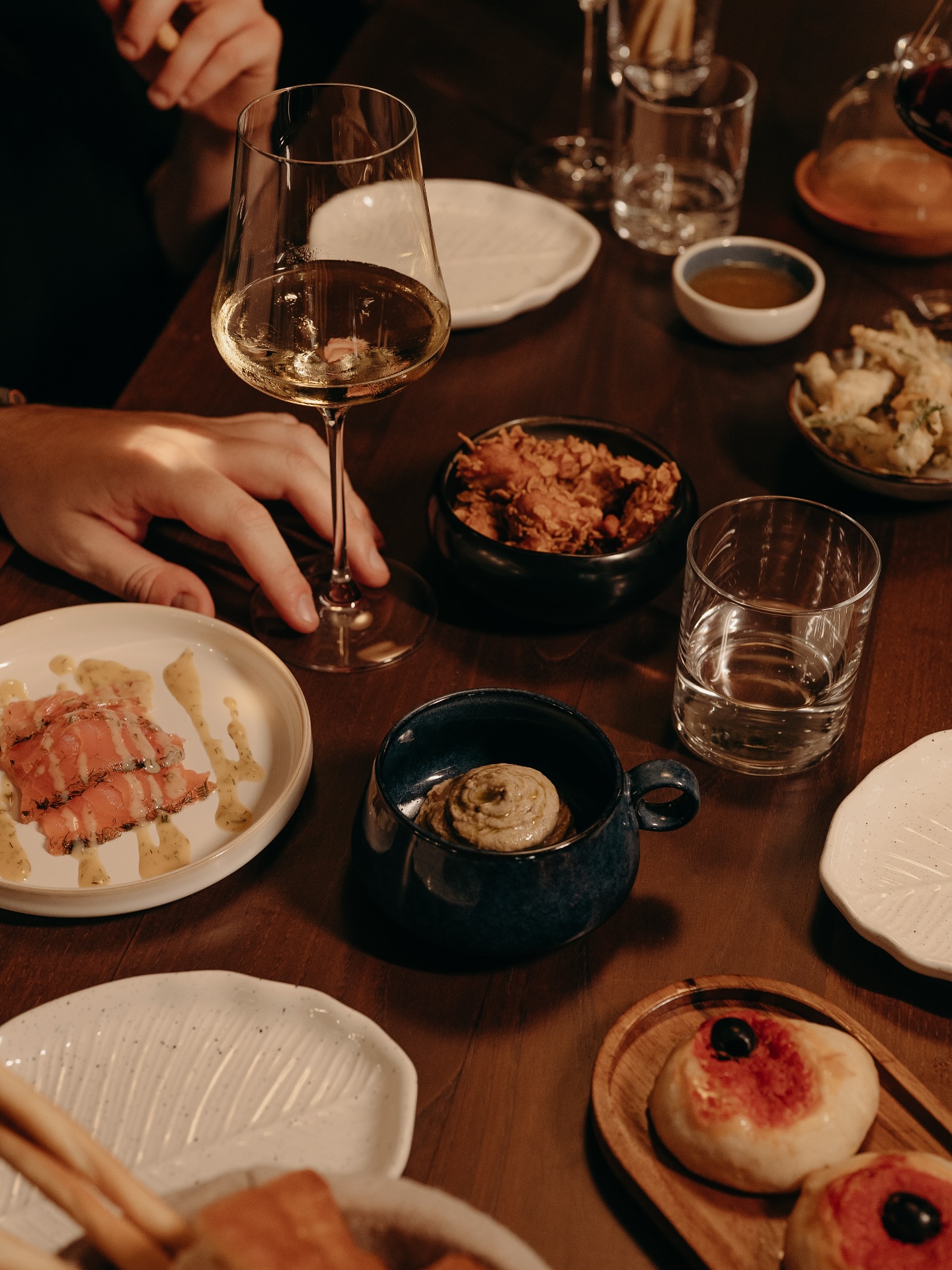 La tua serata da Rabarè, la scegli tu:
Snack salati tutti ‘à la carte’, quindi pochi o tanti, come vi va.
Aggiungici vino, cocktail o NoLo e… la serata prende il via.
Ogni volta è diversa.
Ti aspettiamo!
#Rabarè #SnackBar #TorinoFood #Spizzicare #Piattini #VinoTime #DrinkConAmici #MomentiSpeciali #TavolaCondivisa #LocaleTorino
#CasaRabarè #RelaxInCittà