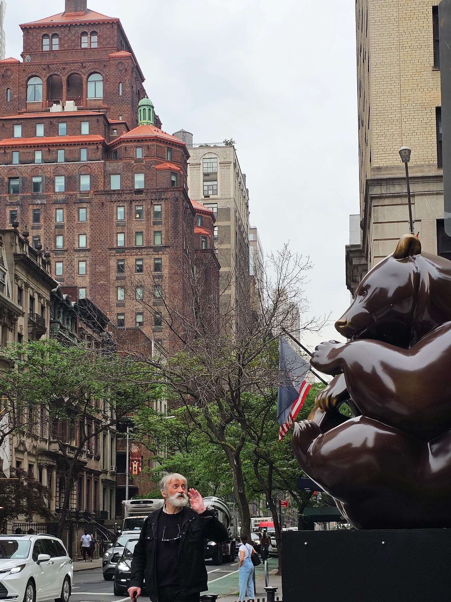 Actuellement l’exposition « Fragile Giants » à New York.
Michel BASSOMPIERRE vous fait découvrir sa nouvelle exposition de sculptures monumentales…
Quand ours et gorilles se découvrent en plein cœur de Manhattan.
📍Rendez- vous mercredi pour la suite de l’aventure de Michel BASSOMPIERRE à New York.
#michelbassompierre #sculptureanimaliere #artcontemporain #expositionart