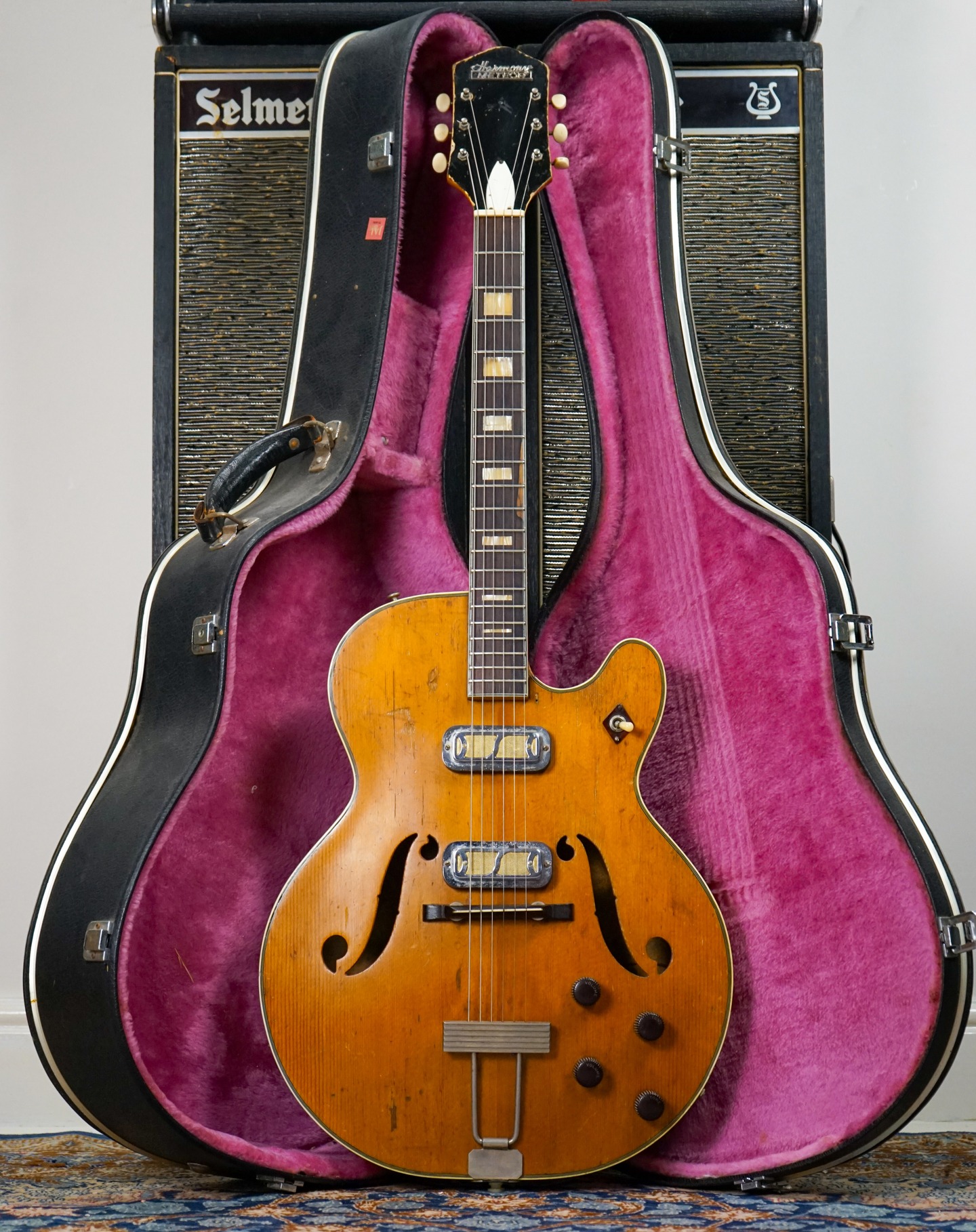 1961 Harmony H71 Meteor.
Solid spruce top, natural finish and of course factory-loaded with beautiful Dearmond pickups.
Identical to Dave Davies' model!