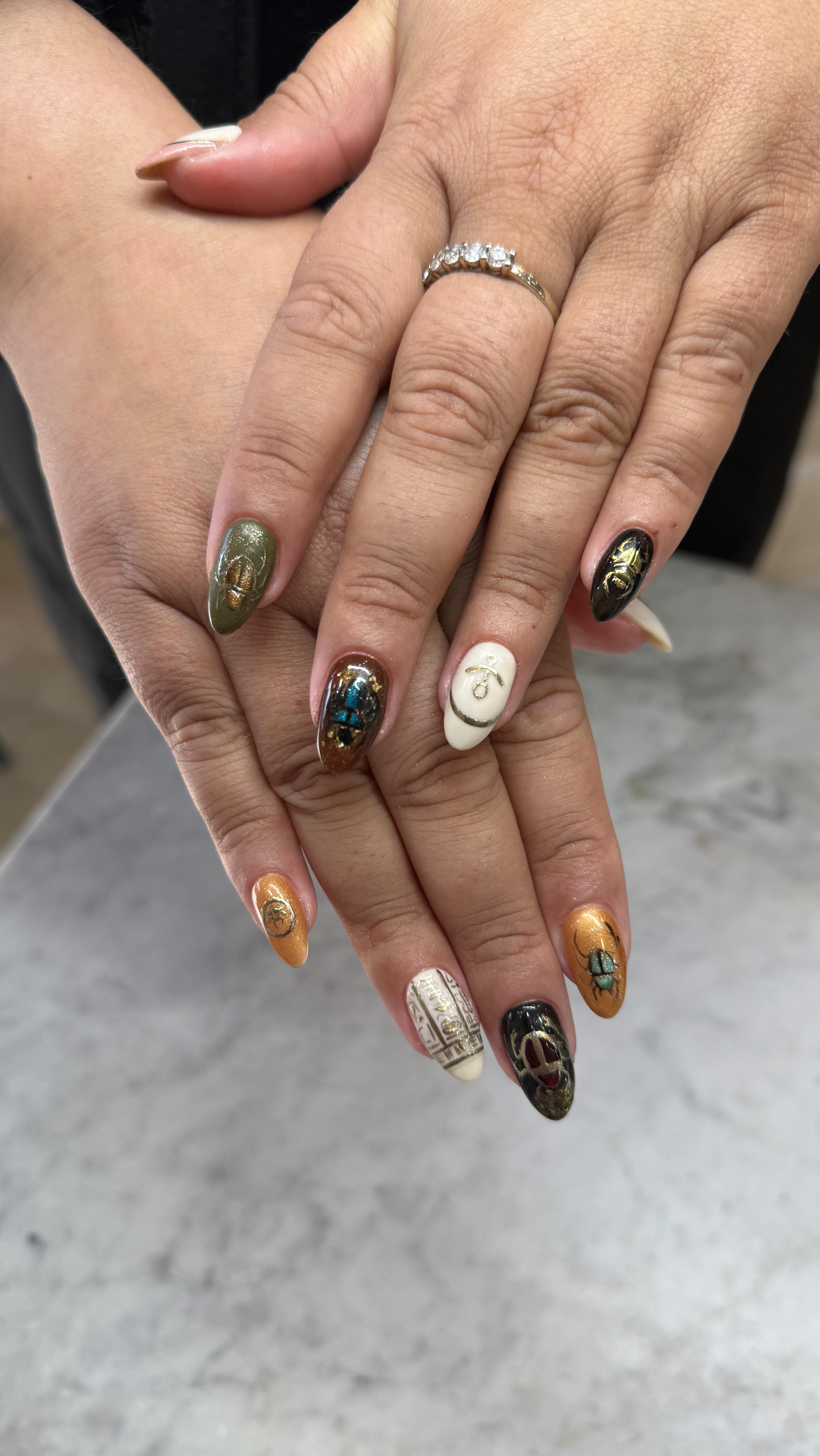🪲 Golden hour meets ancient relic vibes ✨
This beetle-inspired set is crawling with rich chrome, metallic earth tones, hieroglyphic patterns, and antique textures — like a treasure map on your fingertips.
Mysterious, bold, and dripping in detail. Would you rock this artefact energy? 👑
#BondiNails #BeetleNailArt #EgyptianNails #MetallicNails #ArtOnNails #NailArtSydney #TexturedNails #AntiqueVibes #CustomNailDesign #BondiBeauty