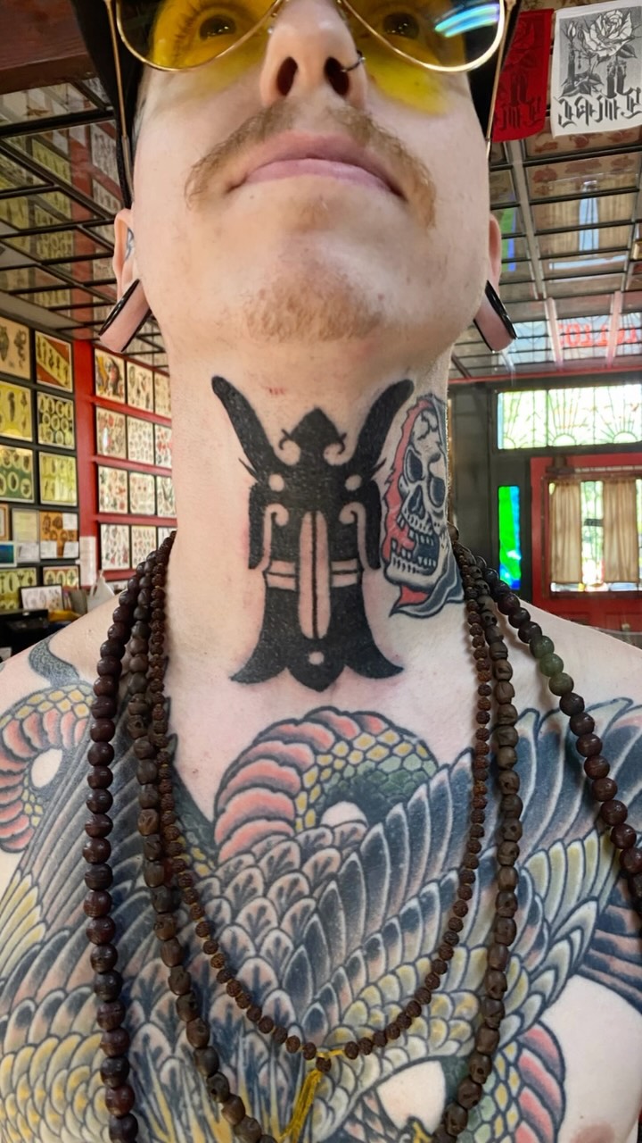 Borneo throat tattoo done at @atlastattoo Thanks for sitting like a warrior @samkerrtattoo it was nice meeting you in Portland! I’ll see you next year! 👊🍻🤘
Taking appointments in PA now from Mid July- august emails borneospiral@gmail.com or DM for appointments
#borneo #tattoo #traditionaltattoo #tribaltattoo #handtappingtattoo #throattattoo #atlastattoo #portland #oregon