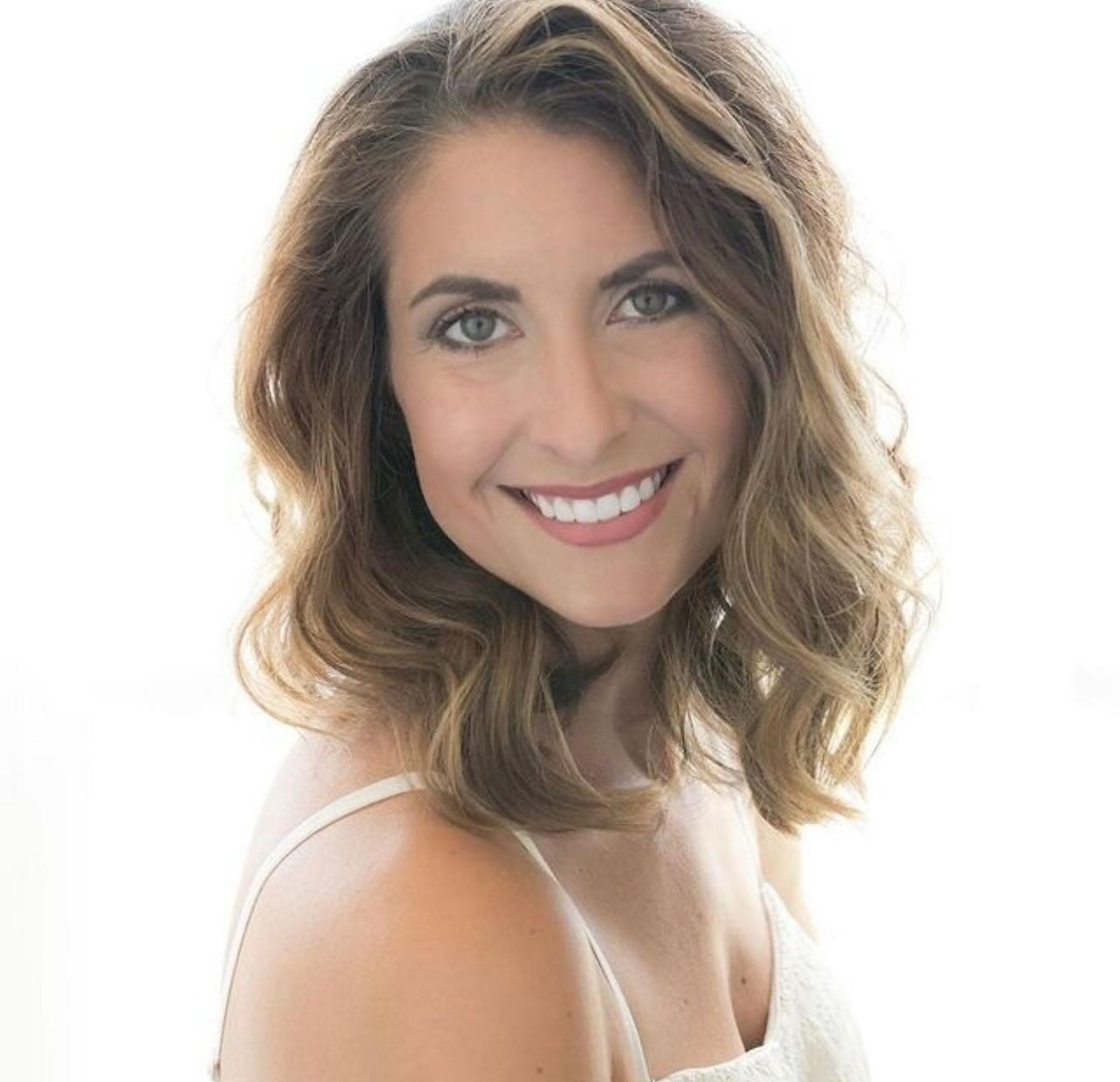 Summer events are in full swing — let me handle the glam.✨ Book your hair and makeup appointment and enjoy a relaxing moment before the celebration begins. Whether you’re headed to a wedding or a special soirée, I will have you looking and feeling your best!
#grandvillemichigan #grandvillestylist