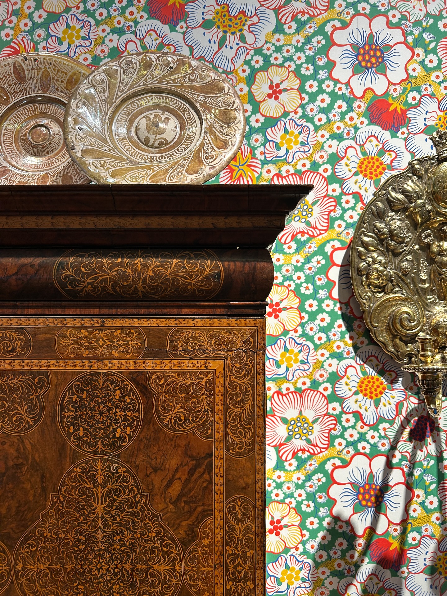 When antiques meet modern design, bold colours, and vibrant patterns, my heart beats faster! 😍
This eclectic yet carefully curated mix is currently on display at @bonhams1793 London. The auction house has collaborated with @8hollandstreet to create a bold and inviting reception area, unveiled alongside their preview for The Classics sale. The space encourages a dialogue between pieces from different eras, all set against the playful, colourful backdrop of Josef Frank’s wallpaper.
•
•
#antique #antiquefurniture #moderndesign #20thcenturydesign #designhistory #design
