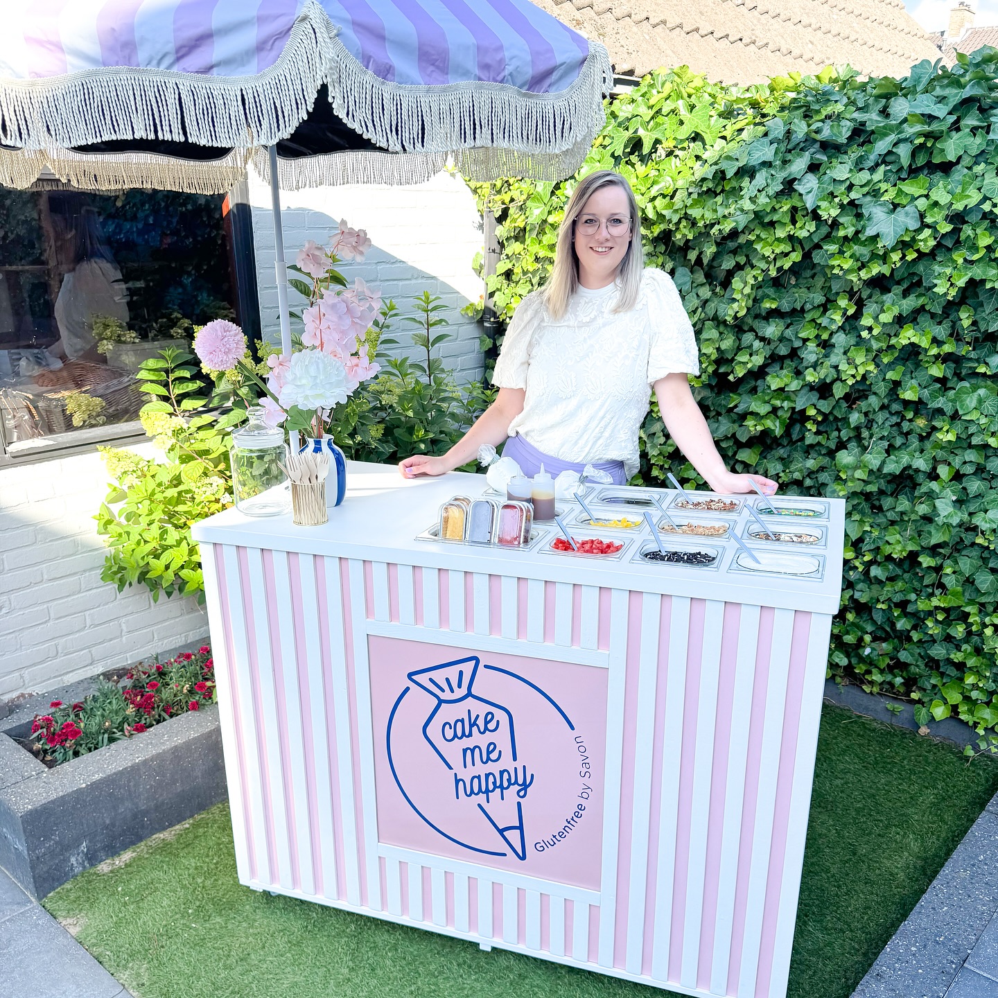 Het hoge woord is eruit…
.
.
De afgelopen dagen was ik zo zenuwachtig; heb ik alles goed voorbereid, zouden de mensen dit leuk vinden, wordt het een beetje goed opgepakt?
.
Niets blijkt minder waar, wat een leuke reacties heb ik al ontvangen! Zo dankbaar.
.
Een tijd geleden is het idee ontstaan voor de CakeBar.
Nu, een aantal maanden later, is het eindelijk zover. Ik kan niet wachten om te zien welke mooie kansen mij dit gaan brengen. Ik heb er in ieder geval heel veel zin in om nu ook eens júllie kant op te komen!
.
En alle ins en outs qua mogelijkheden en prijzen…
ZE ZIJN ONDERWEG🙌🏼🙌🏼!!! Nog heeeeel even geduld, ik doe heel hard mijn best….
.
#cakemehappy #cakemehappycakebar #cakebar #cakebarglutenfree #cakebarglutenvrij #glutenvrijecake #glutenvrij #vrijvangluten #cakemehappykomtnaarjetoe #cakemehappydoorheelnederland #enbelgië