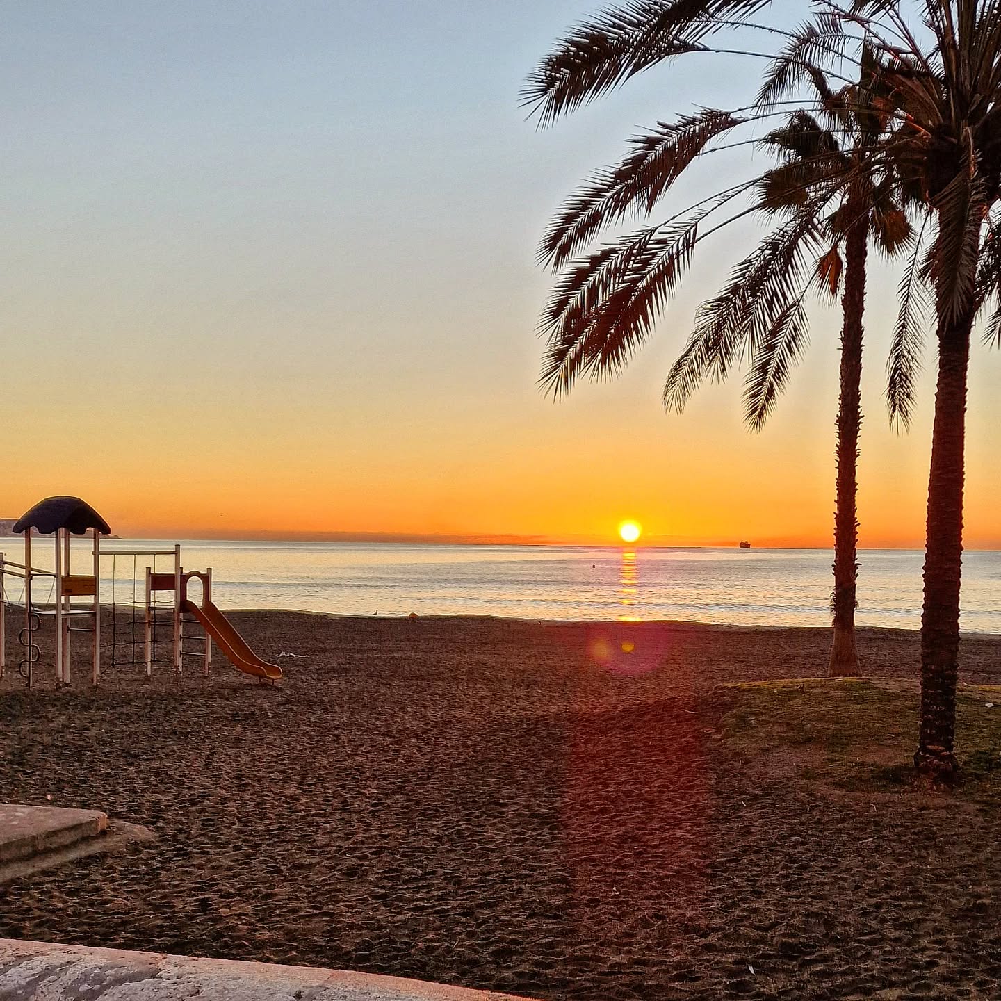 📍 Playa de la Malagueta 🔸️ #sunrise 🌞
.
➡️ lovingmalaga.com (link in bio)
.
.
.
#lovingmalaga #malaga #malagalife #malagaturismo #malagaspain #málaga #malagatoday #andalucia #objetivoandalucia #ckmalagalife #ok_malaga #ok_andalucia #españa #spain #visitmalaga #ok_spain #photosofmalaga #malagaconacento #summervibes #travelphotography #latemalaga #enamoratedemalaga #objetivoandalucia #latildedemalaga