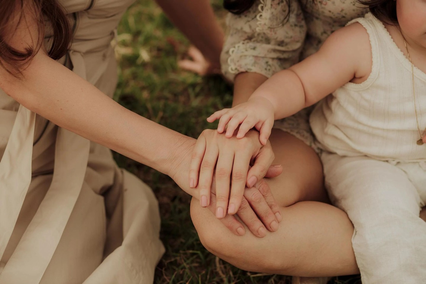 De eerste 1000 dagen – het fundament voor het leven 🌻
Wist je dat de eerste 1000 dagen van ons mensenleven – van conceptie tot de tweede verjaardag – bepalend zijn voor hoe we ons emotioneel, fysiek en mentaal ontwikkelen? ⭐️
In deze periode wordt het fundament gelegd voor zelfvertrouwen, stressregulatie, hechting en gezondheid op lange termijn.
Wat een baby meemaakt in de buik, tijdens de geboorte en in de eerste levensjaren, heeft een diepgaand effect op het zenuwstelsel en zelfs op de genexpressie (epigenetica)!
Wat heeft een kind zoal écht nodig in die eerste 1000 dagen?
- Veiligheid & rust in de omgeving van de zwangere moeder
- Emotionele aanwezigheid van ouders of verzorgers
- Huid-op-huidcontact, liefdevolle aanraking, oogcontact
- Gevoel van welkom te zijn
- Stressarme zwangerschap en zo natuurlijk mogelijke geboorte
- Borstvoeding of nabijheid tijdens voeding
- Responsief ouderschap: troosten, dragen, in verbinding zijn
We hoeven het niet perfect te doen.
We mogen wél bewust worden van hoe krachtig deze beginfase is. 💪🏼
Laten we onze kinderen vanaf het allereerste begin geven wat ze nodig hebben: liefde, nabijheid, rust en échte aandacht.
Dat is waar het verschil begint. Van hart tot hart. ❤️🔥
