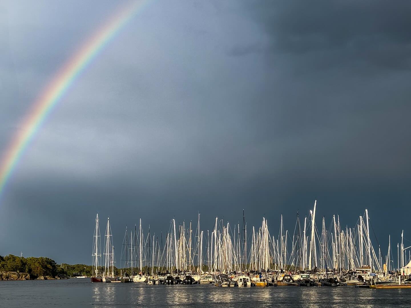 Vilka svängningar! Strålande sol hela dagen och på bara några minuter slog det om till full storm för att mindre än en timme senare bli sol och lugnt igen. Naturen är bra häftig @gotland_runt