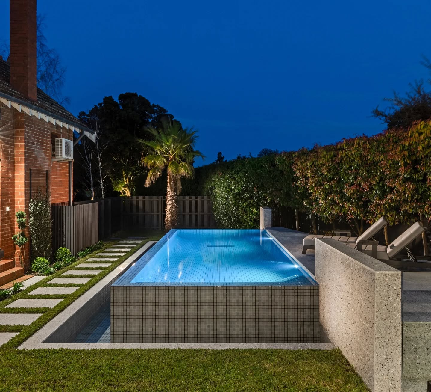 Photographic perfection 🤌🏊♂️🙏
📸 @patrickredmondphotography1
#camberwell
#baysidepools
#bayside
#landscapedesign
#landscape
#wetedge
#infinitypool
#thepooltilecompany