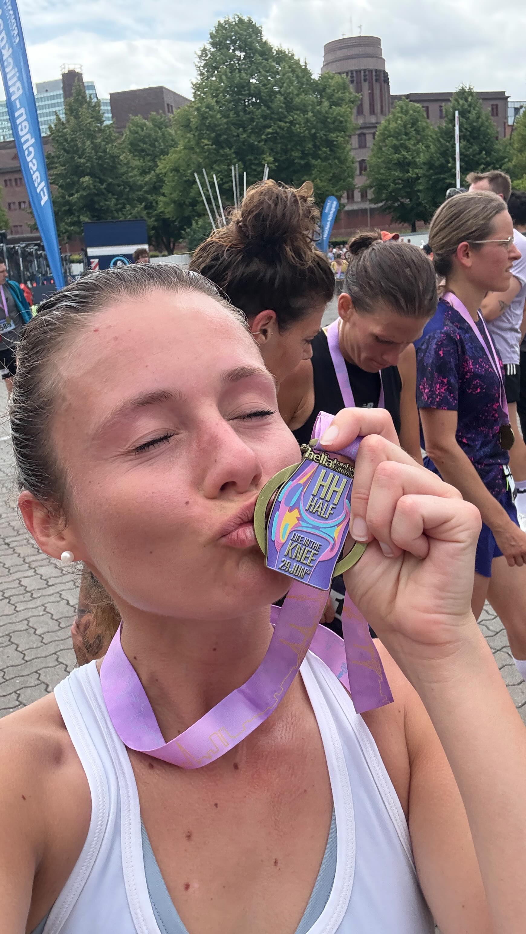 THAT RUNNER‘S HIGH HIT DIFFERENT 💥
Oh, Hamburg Halbmarathon - das war wunderschön! Danke an die besten Cheerleader @lucksinho @felixedeha @laurenzschneiderix
#hamburghalf #hamburghalbmarathon #runrunrun