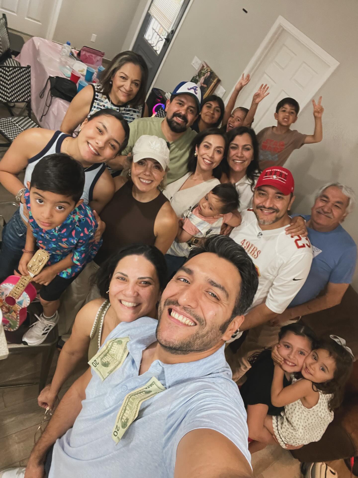 Gracias a todos por sus felicitaciones y sobre todo al regalo más grande que tengo, mi familia🥳🫀🎁
#thanks