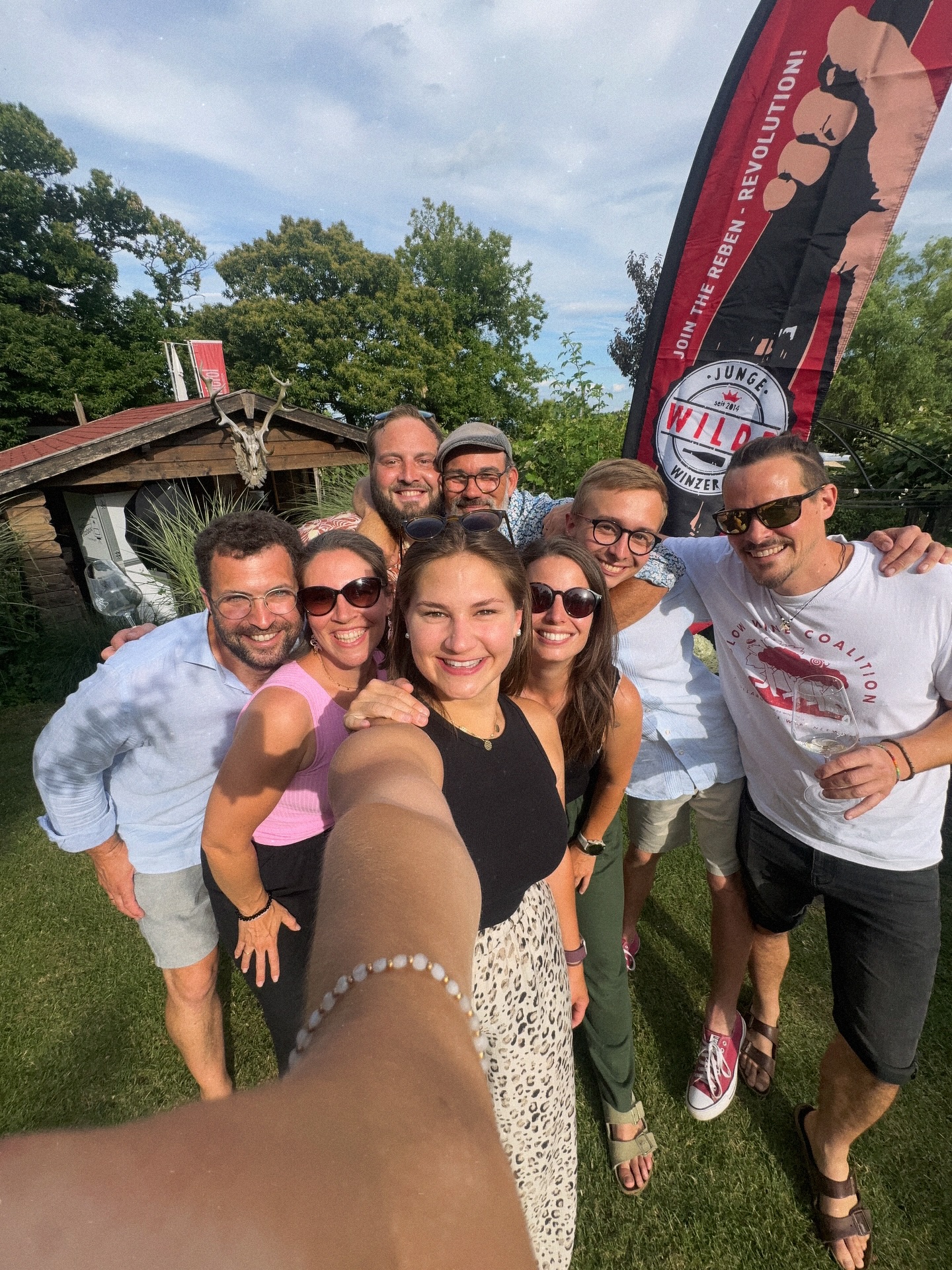 WILD WILD WEST es war so schön! ❤️🥳 Danke an unsere Steirische Eiche Dominik @underconstruction_wine und seine zauberhafte Schwester Steffi und ihren Partner Hias vom @weingut_machater für die Organisation von diesem traumhaften Event 🤩🥂 26.6.26 wird nicht das schönste Hochzeitsdatum im kommenden Jahr, sonder das schönste Weinfestdatum - wir freuen uns jetzt schon! ☀️ #jungewildewinzer #steiermark #wildwildwest #austrianwine