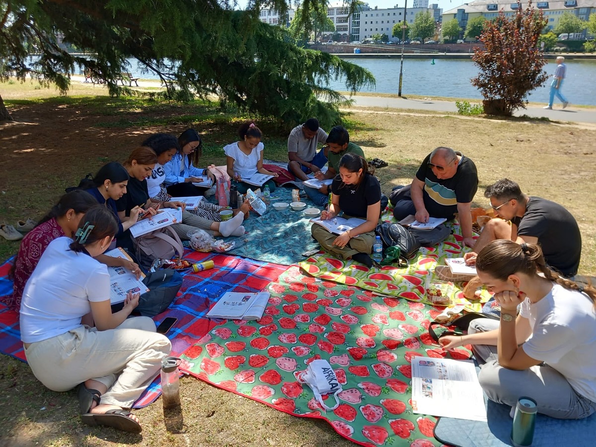 Die SchĂźler*innen genieĂen den Unterricht mal anders â drauĂen im schĂśnen Wetter mit Picknick, guter Laune und Sonne satt âď¸đ§şđ
â˘
â˘
â˘
â˘
#avicenna #integrationskurs #picknick #deutschlernen