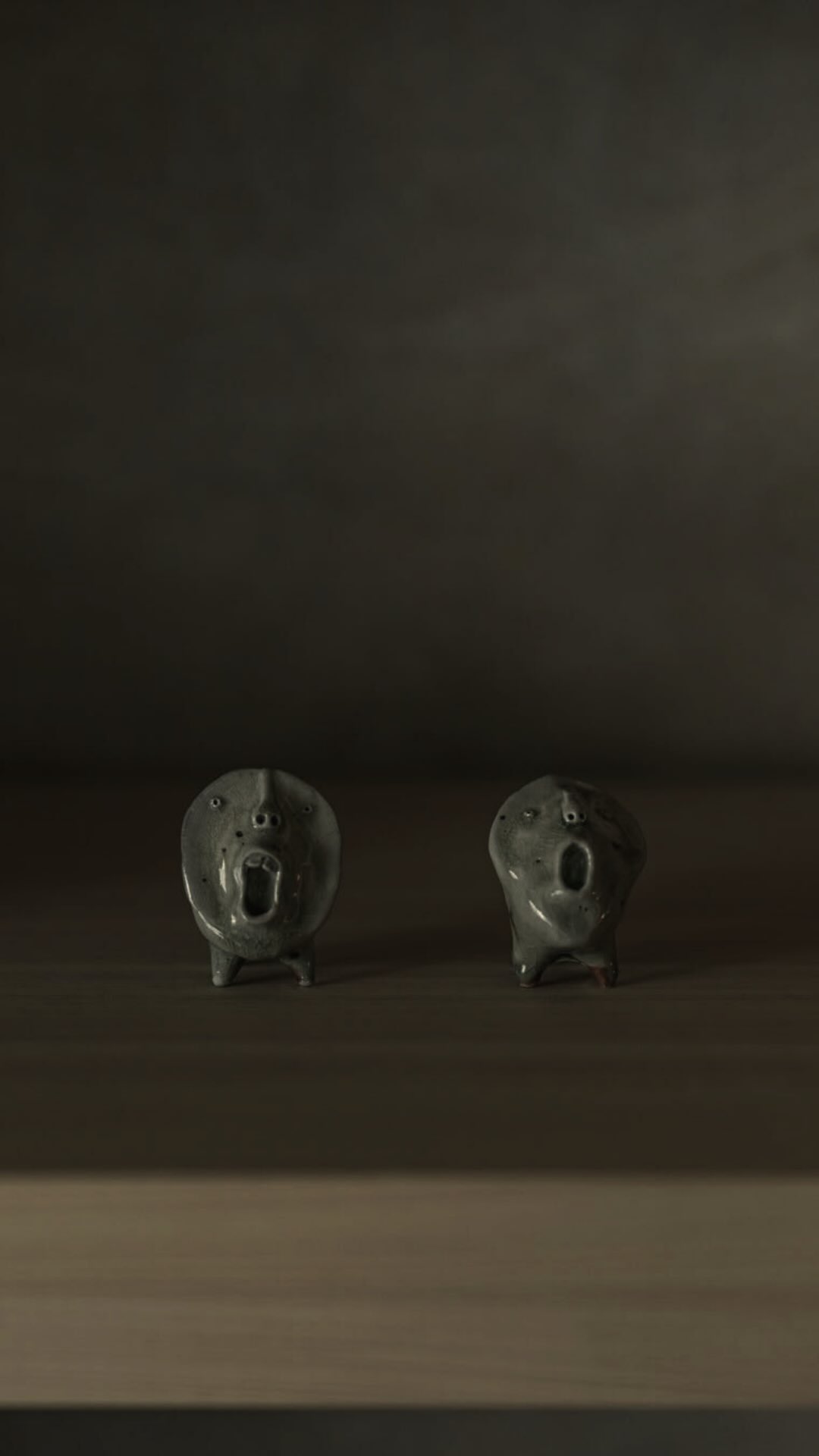 Le Wabi-Sabi japonais : le luxe dans la simplicité
Le Wabi-Sabi enseigne à trouver la beauté dans l’imperfection
Il privilégie les matériaux naturels et l’artisanat
Marques clés du Wabi-Sabi :
- Time & Style – meubles inspirés des maisons de thé japonaises
- Ariake – alliance du minimalisme et de l’artisanat japonais traditionnel
- Ishinomaki Laboratory – mobilier chargé d’histoire, fabriqué à la main
De la conception à la finition, nous réalisons vos espaces sur mesure.
Chaque projet s’articule autour de l’imperfection assumée et de la patine du temps, pour créer des intérieurs où la noblesse des matériaux naturels et l’âme artisanale se révèlent avec une grâce singulière — fidèle à l’esprit Wabi-Sabi.
#WabiSabi #DesignJaponais #LuxeMinimaliste #EsthétiqueJaponaise #ArtisanatJaponais #IntérieursÉpurés #MobilierAvecÂme #TimeAndStyle #AriakeFurniture #IshinomakiLaboratory #DesignIntemporel #BeautéImparfaite #WabiSabiStyle #SlowLiving #EspritWabiSabi #GARONAD #Design #GaronSA #ImmobilierSuisse
Image : @ariake_collection @timeandstyle.jp @ishinomakilab