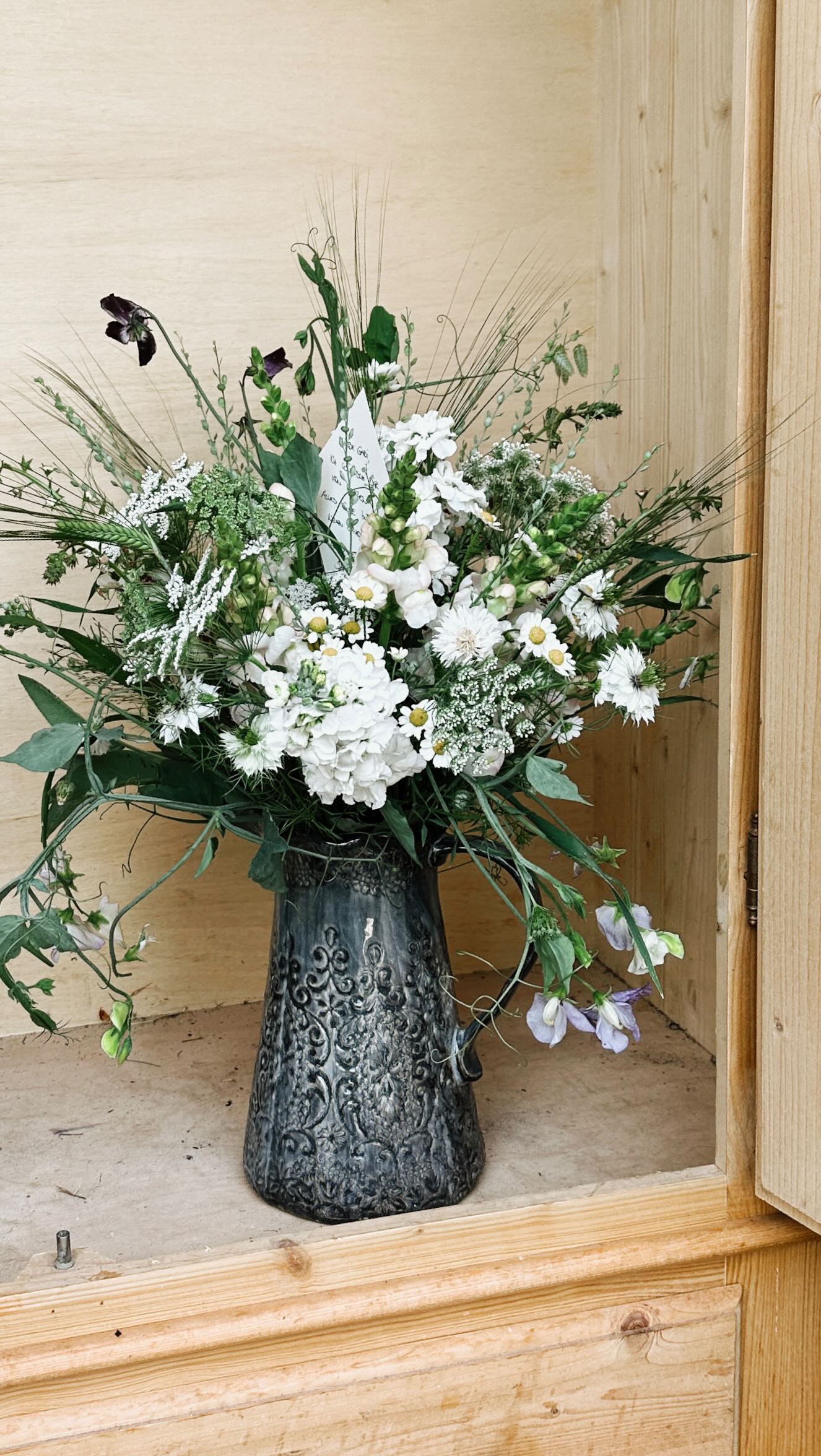 Wenn die Emotionen groß sind, zeigt sich das auch in den Werkstücken. Das macht kreative Arbeiten so besonders: sie sind gewissermaßen ein Spiegel von uns selbst.
#blumendieanmorgendenken #slowflowers