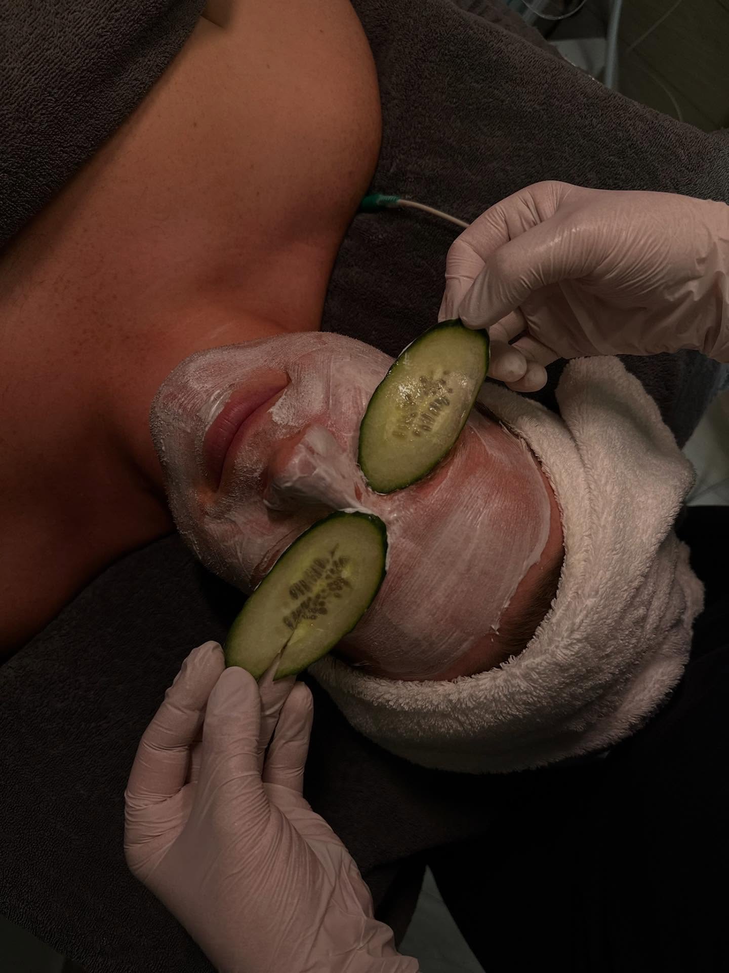 Ta en velfortjent pause fra sola og unn deg litt egentid hos oss i sommer 💕
En sommerfavoritt hos oss er NOON triple mch 🧬 som kombinerer det beste av to verdener og gir deg alt en digg hudpleietime skal gi deg, og resultatene av en medisinsk behandling på cellenivå. Ingen nedetid, bare masse deilig fukt og glød!
Vi digger å kombinere denne behandlingen med Revok50 for ytterligere biostimulerende effekt og langsiktige resultater 🦋
Det er (nesten) alltid lagt opp til ledig tid for drop-in hos oss, men for å sikre deg den tiden du ønsker anbefaler vi å bestille time i god tid 🤗
I sommer jobber vi stort sett fra 8–17, men det er noe mulighet for kveldstimer etter avtale. Resepsjonen er alltid åpen mandag-fredag 10.00-16.00, og i helgene tar vi litt velfortjent fri bortsett fra når vi har brud🫰🏼