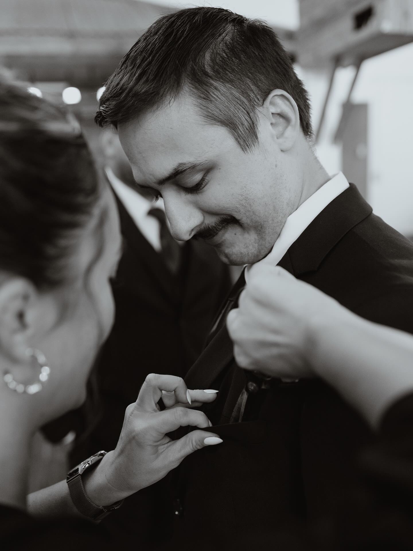 There’s something special about the quiet moments—like pinning on a boutonniere just before the ceremony. These small details hold so much meaning. Grateful to play a part in creating memories that last a lifetime… and proud to say I managed to pin it on without poking anyone (this time).