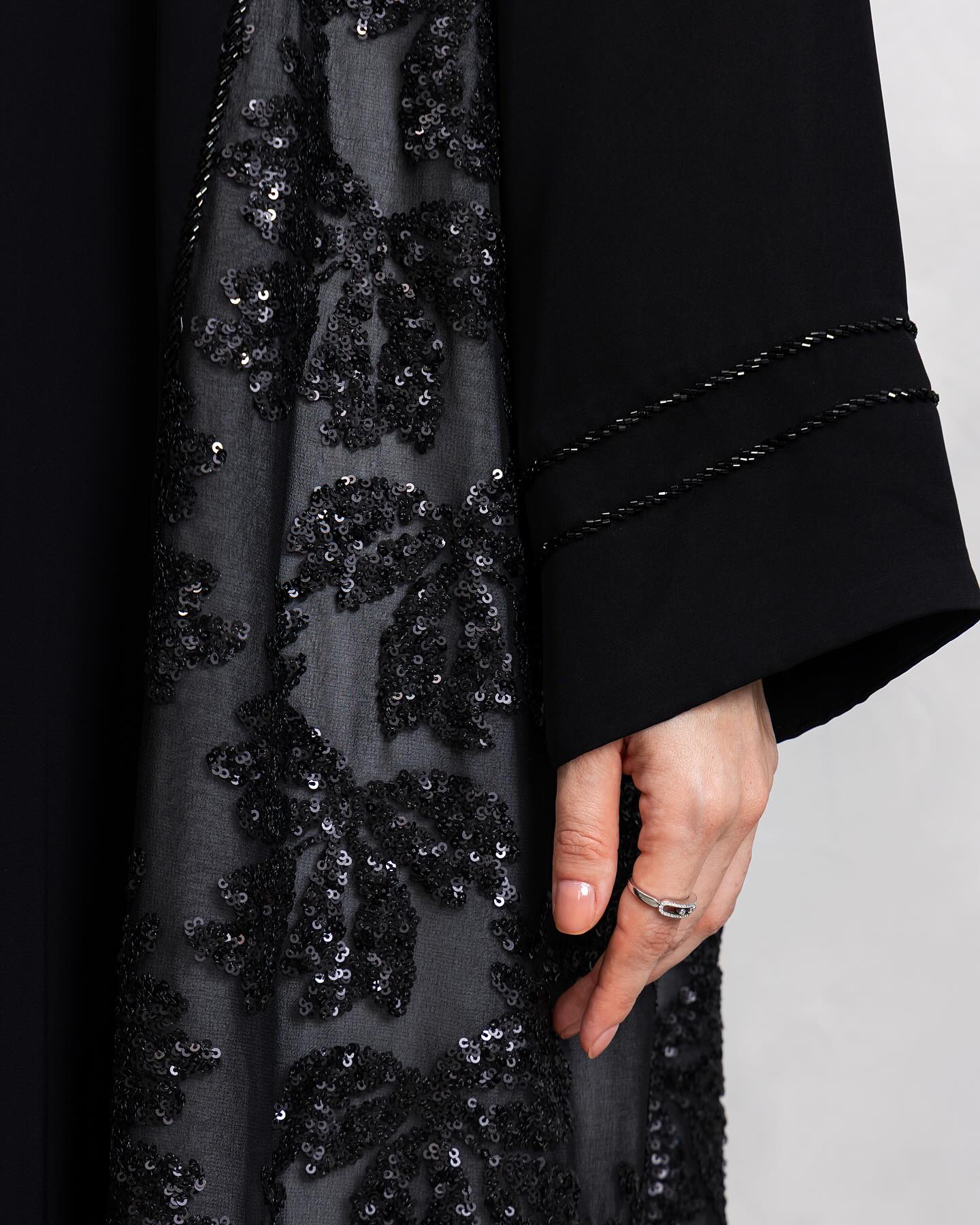 A stunning piece perfect for events, celebrations, or a workday that deserves to be remembered 🖤
• Model: A02
• Fabric: Nada
• Color: Black with white batana side panel
• Price: 1,300 AED
DM us to order 🖤
#LURANA #Abaya #uae #abudhabi #عبايه #عباية