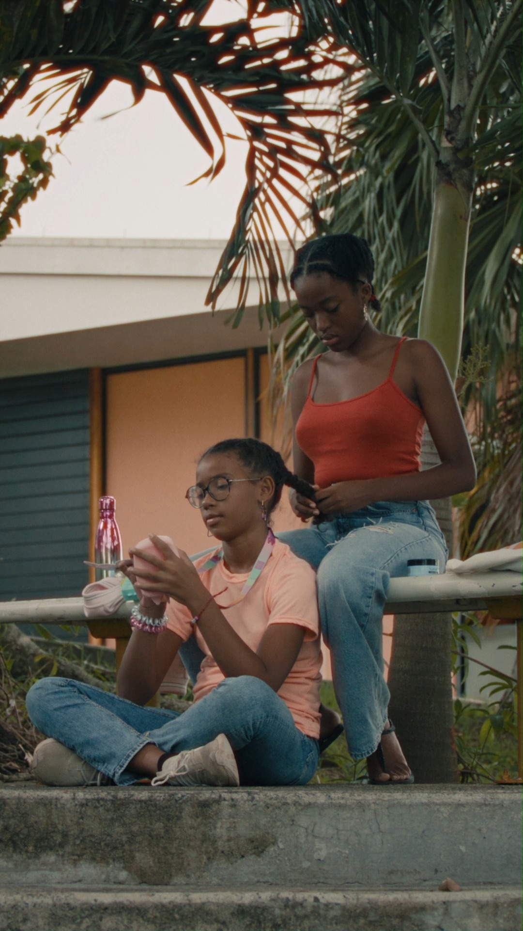 Voici le premier teaser d'un des courts-métrages de nos étudiants de la session Réalisation-Postproduction : Les bouts Cassés.
Un drame de 18 minutes réalisé et monté par Jade ANDRIVON, Laura CUVILLIER, Clémentine DAMICO, Régis MARTON et Samuel ROUSSAS, d’après un scénario de Kévin FRAIR, avec une composition musicale signée Jérémie PONSAR.
📖 Synopsis : Élisa, collégienne excentrique et victime de harcèlement, découvre que sa seule amie, Jessie, prévoit de fuguer avec un adulte. Prête à tout pour la sauver, elle plonge dans une réalité qu’elle ignorait, la confrontant à un dilemme qui changera sa vie à jamais…
🔗 Restez connectés pour suivre cette belle aventure !
Les réalisateurs : @laucvl_
@wisthr33 @klem______ @sik.ray @44vexy
Le scénariste :
@frairkevin
Les acteurs :
@patriceturlet @__meryl_ @peg_g_william @cindy.richard.comedienne
Merci au responsable de la session Réalisation-Postproduction : @brystone
Merci aux partenaires #france2030
@le_cnc @caissedesdepots @zayanfim
@flightcase.fwi @soguava_guadeloupe @karibbeanhive