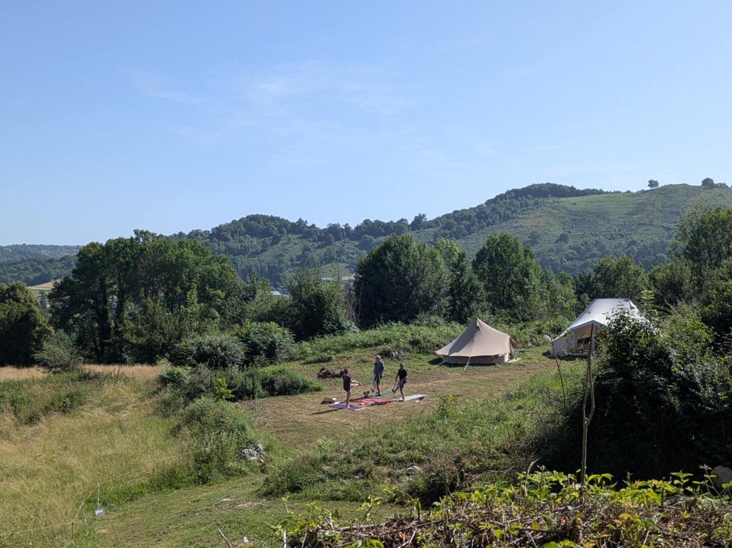 Favorite place, home 🫶
Un mois de juin rempli de soleil, de bonne humeur et de poussière ! Entre les outils, les ronces et les grands nettoyages, le rythme s’installe doucement.
Beaucoup à faire, tout à construire, ici, pas à pas.
🤎
#yogaplace #yogabulan #home #yogapyrenees #hautespyrenees #baronniespyrenees