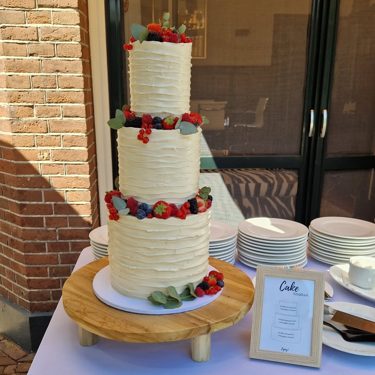 Het bruiloft seizoen staat aan!
Aanvragen druppelen langzaam binnen en de eerste proeverijen staan gepland voor de komende tijd.
Het leek me leuk om je voor de gelegenheid even mee terug te nemen naar mijn allereerste bruidstaart 2 jaar geleden 🤵🏻👰🏼♂️.
Deze parel heb ik in z'n geheel vervoerd naar een prachtige locatie hier in Oldenzaal en ik weet zeker dat de dag voor mij bijna net zo magisch was als de dag voor het bruidspaar ❤️.
Hebben jullie binnenkort trouwplannen en zijn jullie nog op zoek naar een prachtige en heerlijke bruidstaart?
Vul via de volgende link het contactformulier in: www.suikertijd.nl/contact of stuur mij een berichtje in de DM en ik neem snel contact met je op voor het inplannen van een proeverij 🎂🍴
#suikertijd #trouwplannen #bruidstaart #trouwcupcakes #heerlijkgebak #samenherinneringenmaken #onvergetelijkemomenten #sweettable #sweettableoldenzaal