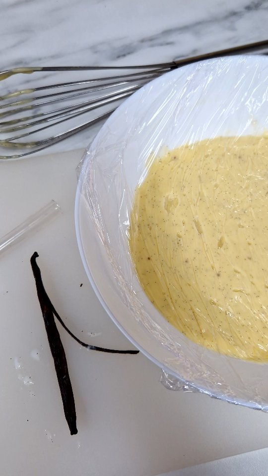 Soms is het lastig om een goede smaak voor de vulling te kiezen.... de een houdt niet van chocolade, de ander is helaas allergisch voor fruit en uiteraard komen ze allebei naar jouw feest... Hoe los je dat op met je gebak??
Eigenlijk heel simpel; je kiest voor een heerlijke vanille vulling in de taart.
Vanille is (ondanks z'n imago) alles behalve saai en zeker weten een heerlijk alternatief voor een fruit- of chocoladevulling.
Ook ineens zo'n zin aan een taart met Vanille vulling? Stuur mij een berichtje via de DM of gebruik het contactformulier op de website! 🤗🎂
#suikertijd #vanillecake #samengenieten #bruidstaart #verjaardagstaart #feestcupcakes #proostenopdeliefde #taartbestellenoldenzaal #Oldenzaal #Enschede #Hengelo #Losser