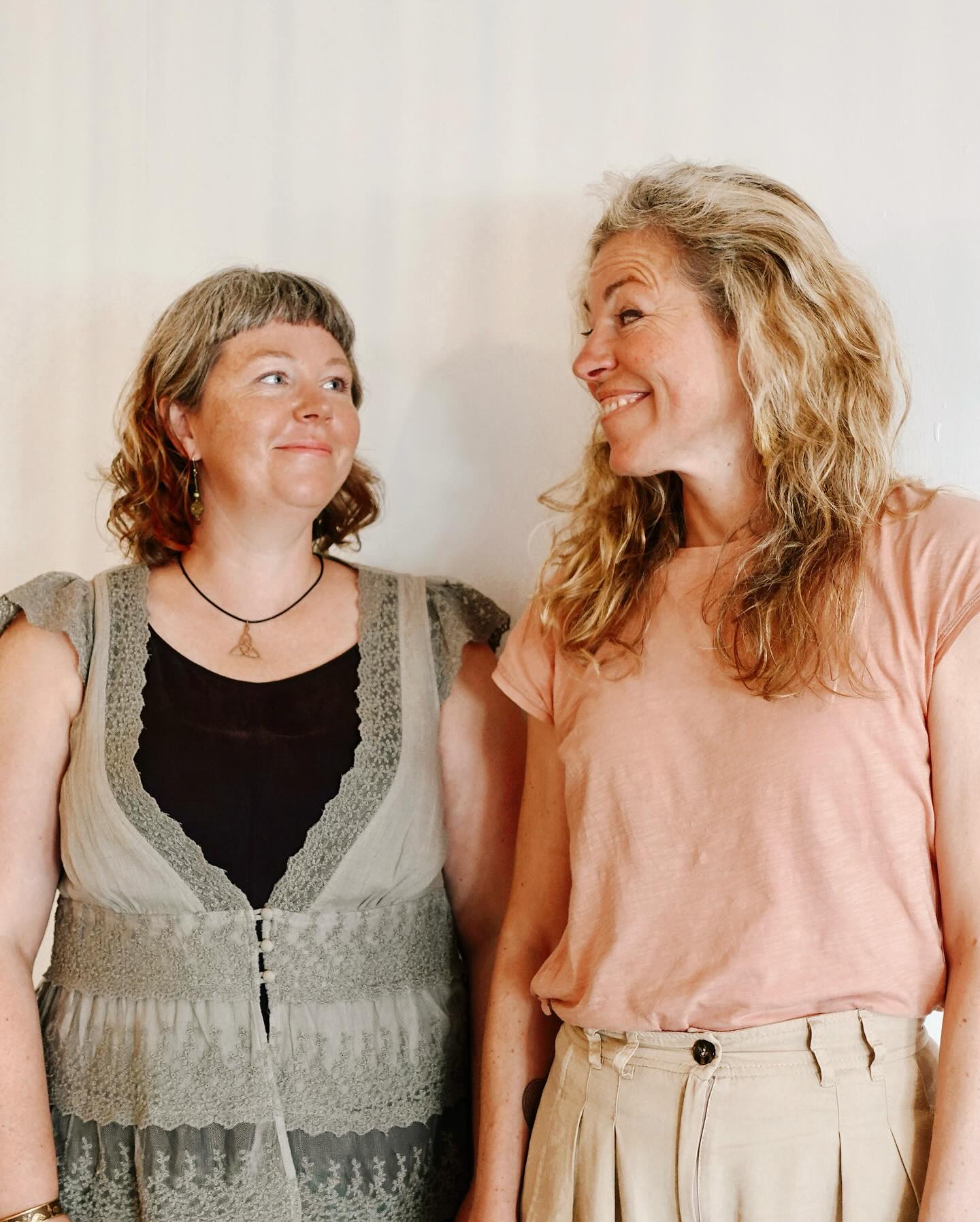 🌊 PREGNANCY RELAXATION 🌊 with @riding.the.waves.kent
📍 @lole_wellness Sandwich Studio
🗓 Sunday 13th July
⏰️ 3 - 4.30pm
🌊 Join us as we create space for you to connect with your intuition, your body and your baby
🌊 Come and share your pregnancy journey with others - suitable for all stages of pregnancy
🌊 Be supported to rest deeply through breath-work and guided relaxation
🌊 Ask questions from two local and experienced birth workers ready to support you (Thea @theaandersonbirth & Maisie @selfempoweredbirth)
🔗 link in bio to book -
🌻 Self-directed sliding scale (£10/£15/£20) choose the level which feels right for you. Any Qs DM us 💜
#antenatalclasseskent #lolewellness #ridingthewaveskent #pregnantindeal #pregnancycirclekent #pregnantindover #pregnantinthanet