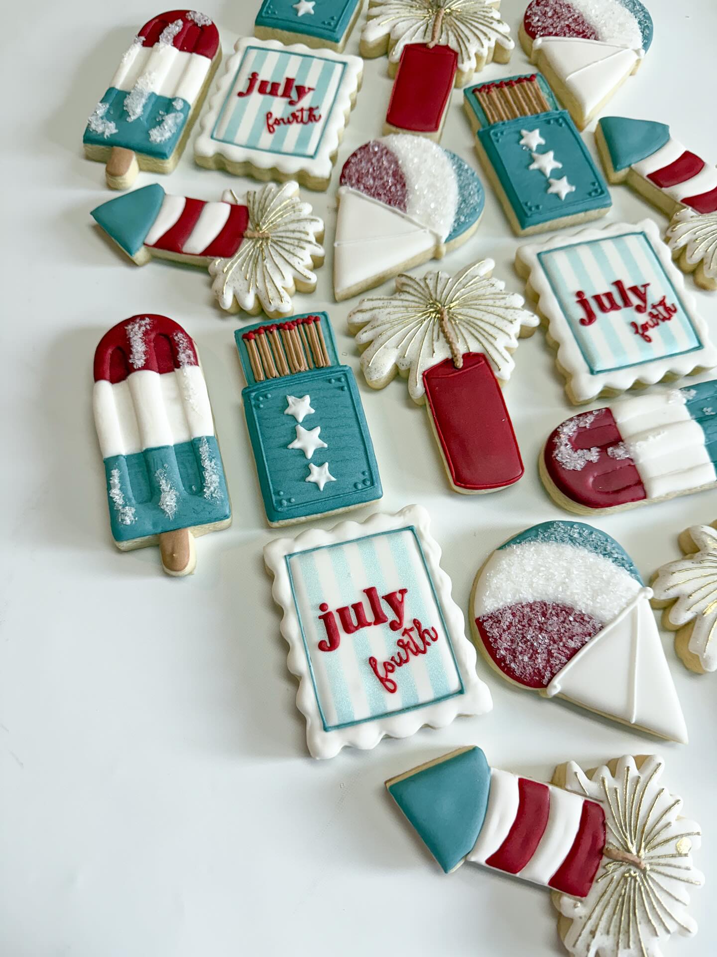 This is the first year that I have done Fourth of July cookies, and it was fun! I still have one "Cool Treats" gift box available ($15), so if you're interested, please DM or email me š
Big shout out to Jennessa at @mad.batter.cookieco for not only the awesome cutters, but also for the designs and the color palette for this set!
#somecookiesbecause_byduveen #decoratedsugarcookies #decoratedsugarcookiesofinstagram #lincolnnebraska #lincolnccokies #nebraskacookiers #geschenkeausderküche #backenmitliebe #4thofjulycookies #firecrackercookie #snowconecookies #popsiclecookies #matchescookies
