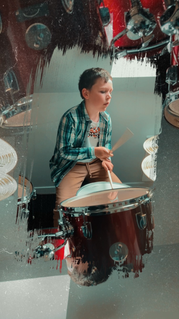 🎉 Félicitations à la Romain Rolland, grand gagnant du premier prix de la tombola CSALP 2025 !
Quel bonheur de remettre cette batterie à un Gransisylvain, dont le fils est batteur depuis deux ans 🥁
Un immense merci à @milttom_batterie et a @eureennormandie pour leur soutien… et toutes nos excuses anticipées aux voisins 😅