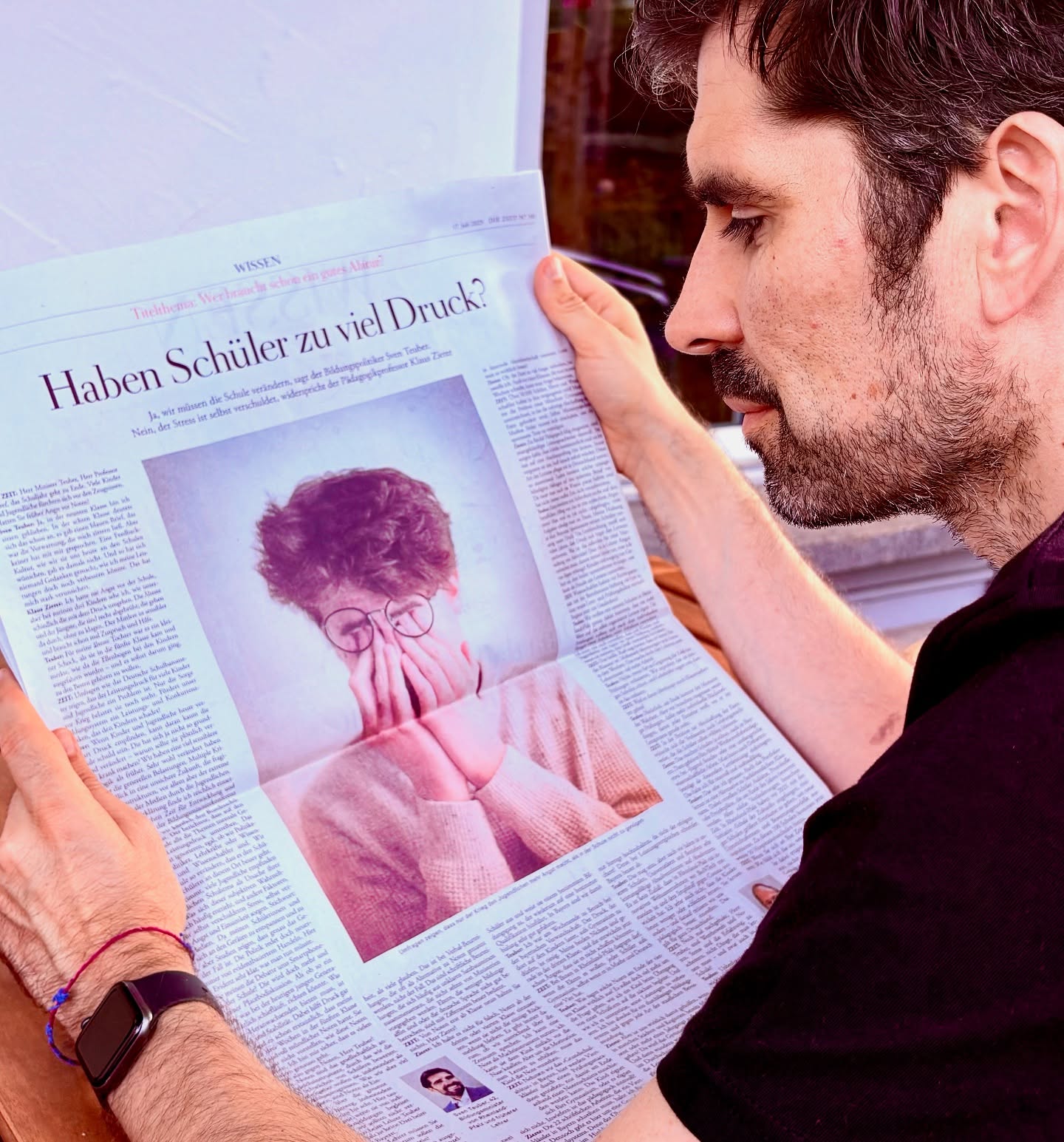 Vielen Dank für das große Interesse und die vielen Rückmeldungen zu meinem Streitgespräch mit Prof. Zierer in der @Zeit
In der aktuellen Ausgabe der Zeit haben wir uns über zentrale Fragen der Bildungspolitik ausgetauscht – kontrovers, aber respektvoll. Genau solche Debatten brauchen wir.
Mir ist es wichtig, als Politiker eine starke Zukunft zu gestalten – nicht nur zu verwalten. Gerade in der Bildungspolitik dürfen wir uns nicht von den Problemen der Gegenwart blockieren lassen. Wir müssen mutig nach vorne schauen und Wege aufzeigen.
Konkret heißt das : Wir sollten über neue Prüfungsformate und moderne Formen der Leistungsbewertung sprechen. In einer digitalen Welt kommt es mehr denn je auf Teamfähigkeit, Resilienz, Anwendungskompetenz und vernetztes Denken an.
Und ja – das bedeutet auch, über weniger Druck im System nachzudenken. Dass es dazu unterschiedliche Meinungen gibt, ist verständlich. Entscheidend ist: Wir diskutieren auf Augenhöhe und mit guten Argumenten.
Für mich zählt: Wer Lust auf Zukunft machen will, muss sie gestalten wollen.
Meine Empfehlung: Wer tiefer einsteigen will – der Artikel lohnt sich, ob digital oder auf Papier.
Lasst uns gemeinsam darüber reden, wie wir unsere Bildung weiterentwickeln wollen. Für die Kinder. Für die Gesellschaft von morgen. 💬
#BildungDerZukunft #ZukunftGestalten #Diskussion #Streitkultur #Bildungspolitik #LustAufZukunft #sventeuber #trier #trierimlandtag