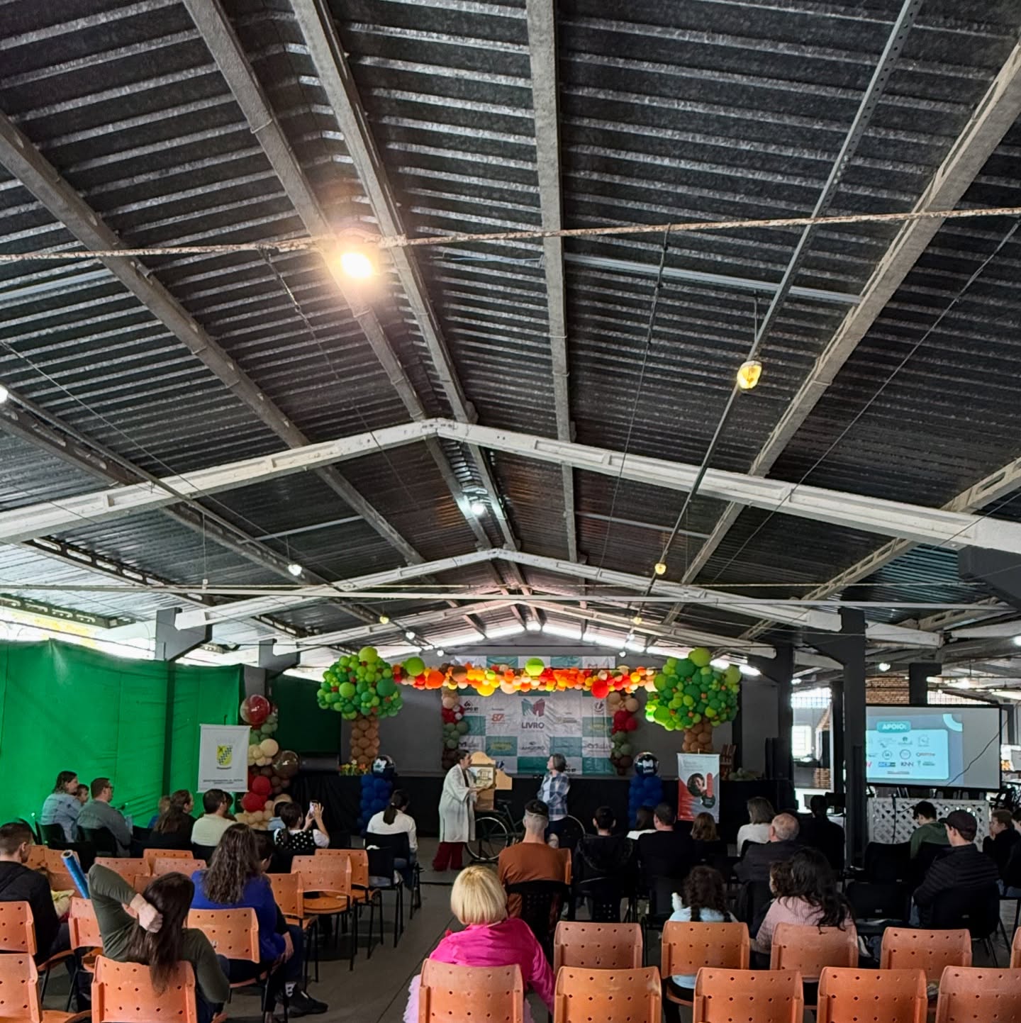 Dia 12 de julho estivemos em Schroeder com “O velho que faz florescer árvores e o fiel Shiro” participando da Feira do Livro!
Foi um momento muito bonito junto ao público e a Feira lindamente organizada.
Agradecemos o convite da @cafune.historias e da @feiradolivrodeschroeder
Seguimos! 🚲
#kamishibaï #kamishibaibrasil #kamishibaitheatre #teatrodori #teatro #cafunedehistórias #feiradolivro #histórias #contacaodehistórias #schroeder #sc