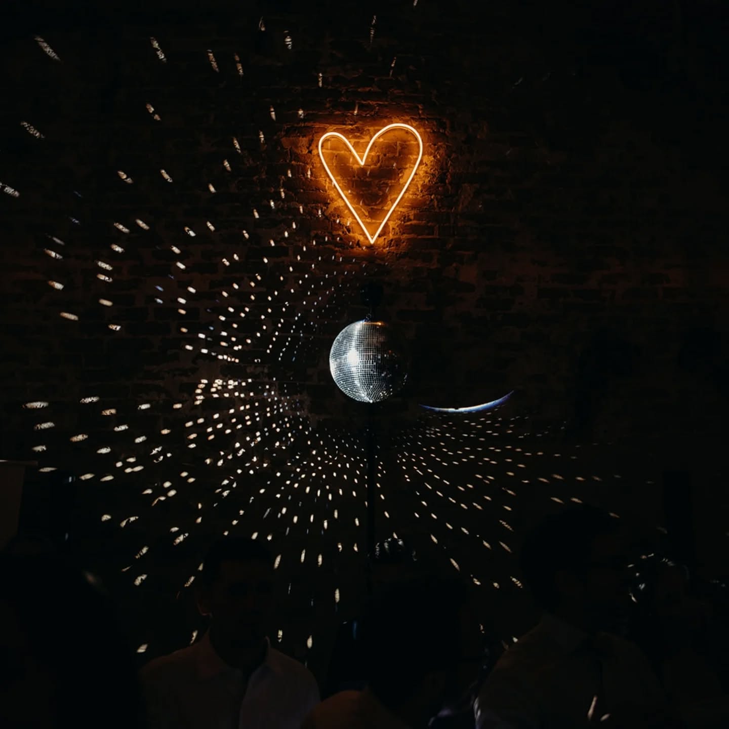 🪩 D & J 🪩
21.06.2025
Apportez l'ambiance qui vous ressemble et faites vous plaisir à vous d'abord. C'est votre mariage, pas celui de vos invités 🧡
Lieu : @domaine_du_grand_singe
Photographe : @manon.wedding.photographer
Vidéaste : @focusbyhugo
Fleuriste : @melaine.bois.fleuri
Mariée : @ocarina95
#fleuriste #flowers #frenchweddings #flowerlovers #fleursmariage #fleuristeevenementiel #flowerscolors #mariage #mariagecoloré #mariageenprovence #weddingprovence #weddingsouthoffrance #weddingsinfrance